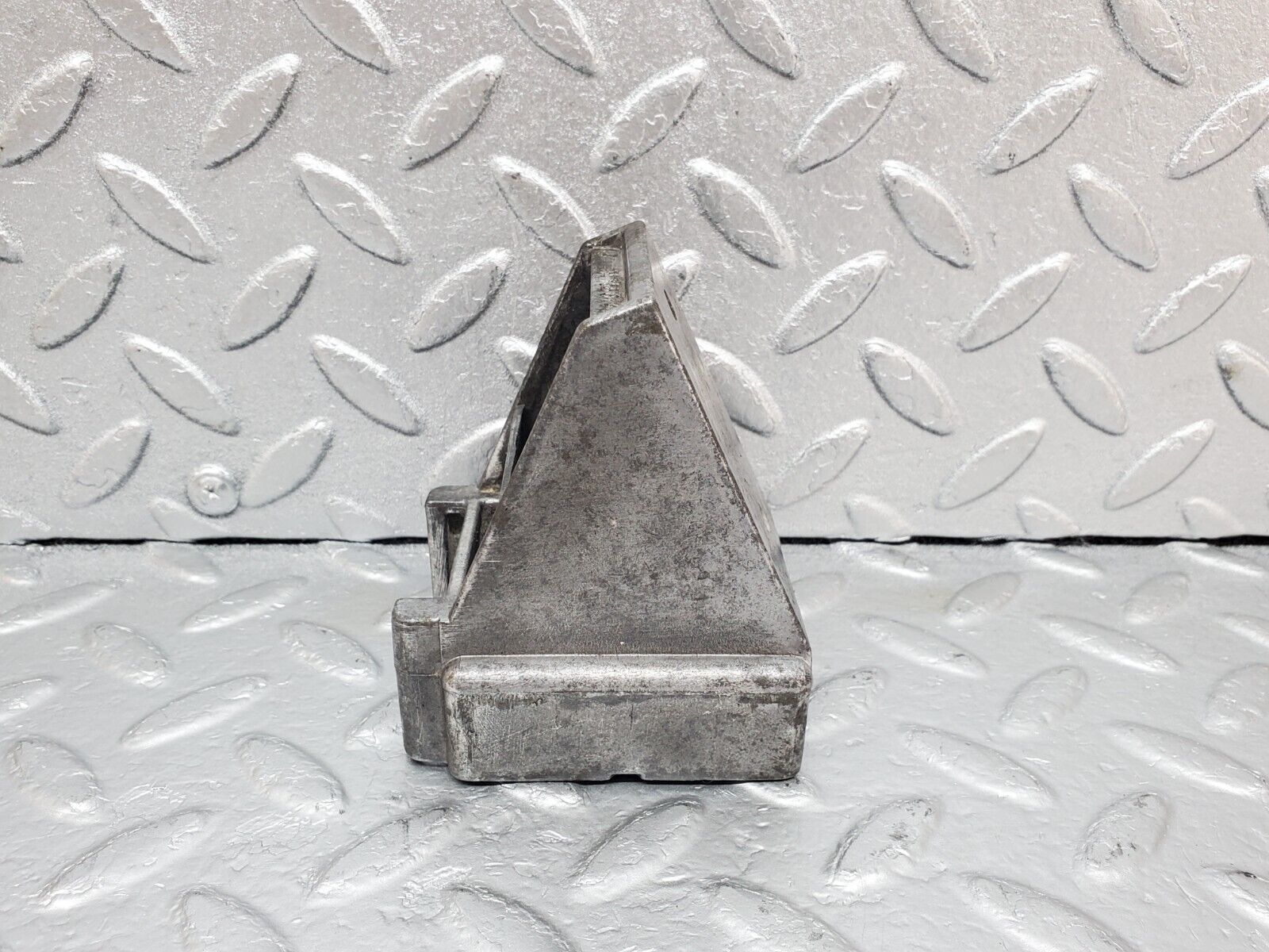 44818 Mercedes-Benz W124 220E Ignition Coil Bracket 1111580140