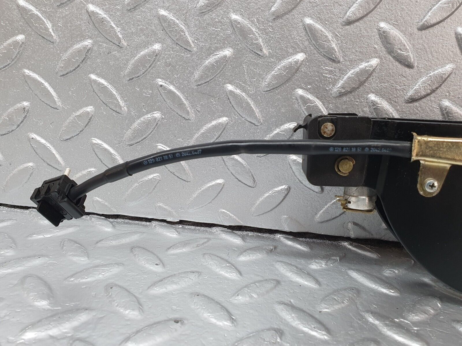 42154 Mercedes-Benz R129 320SL Coupe Rear Right Roof Lock Mechanism 1298001774