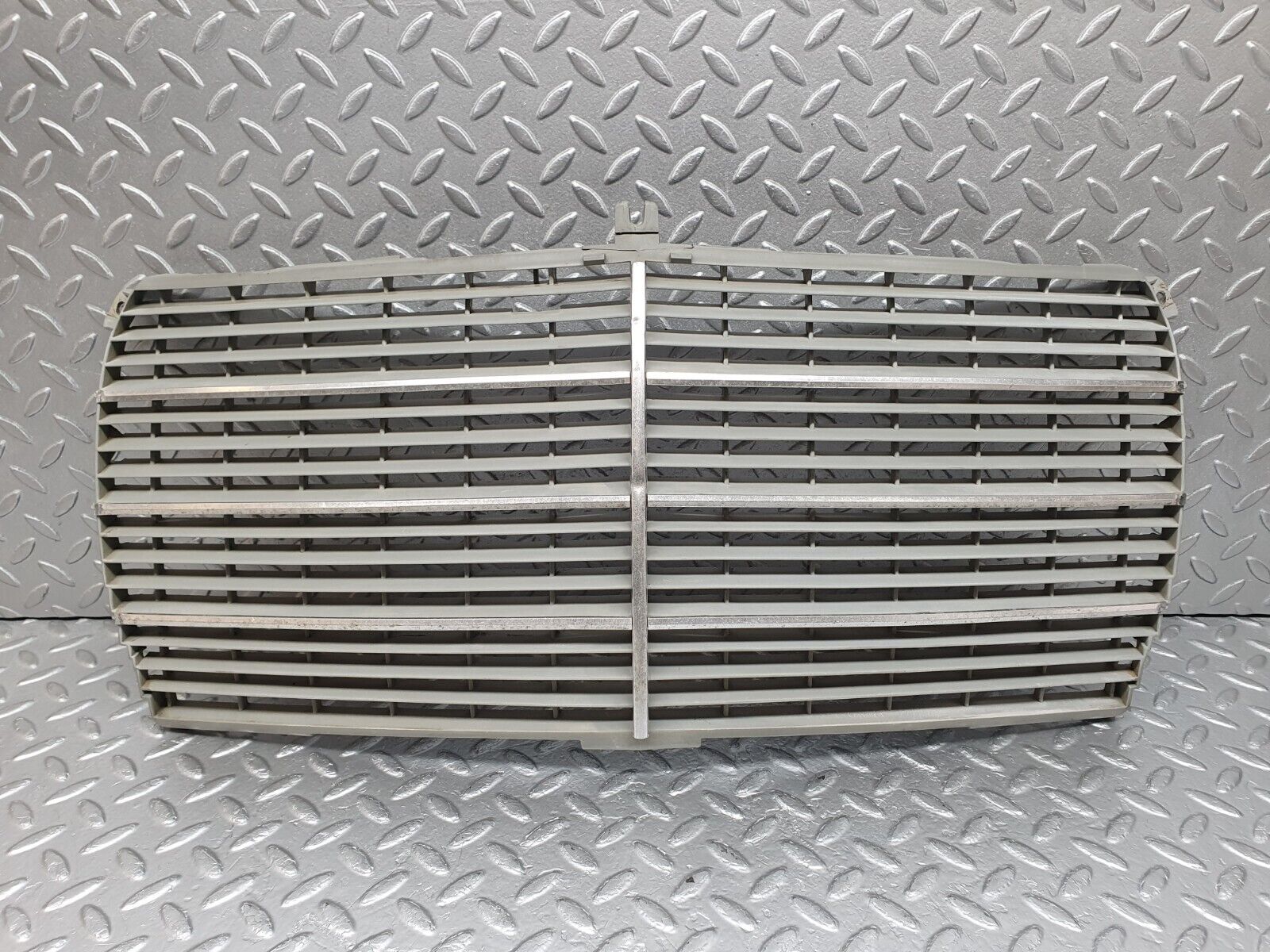 44103 Mercedes-Benz C123 230CE Coupe Bonnet Grill