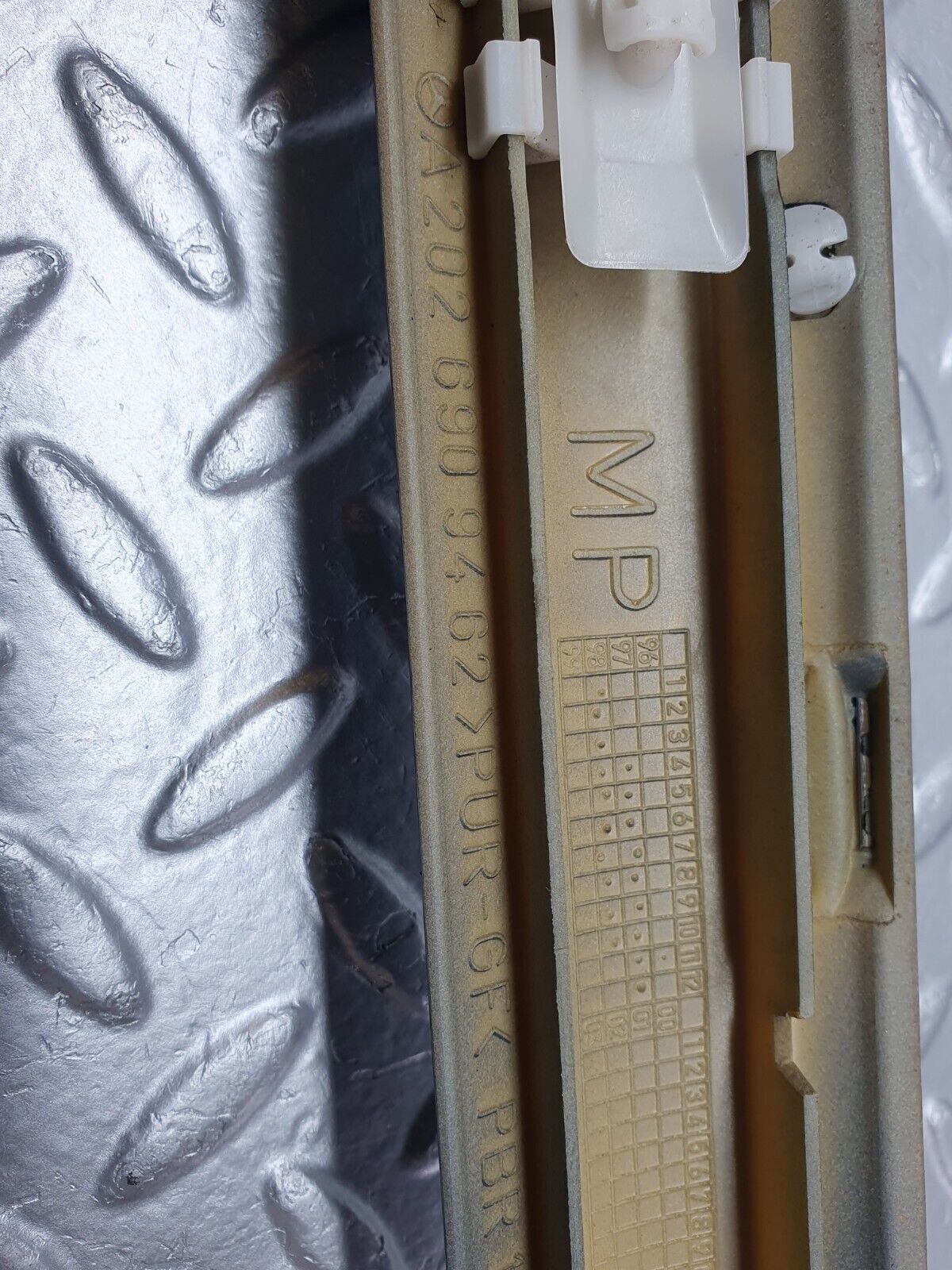 41804 Mercedes-Benz W202 C200 Front Right Door Centre Moulding Trim 2026909462