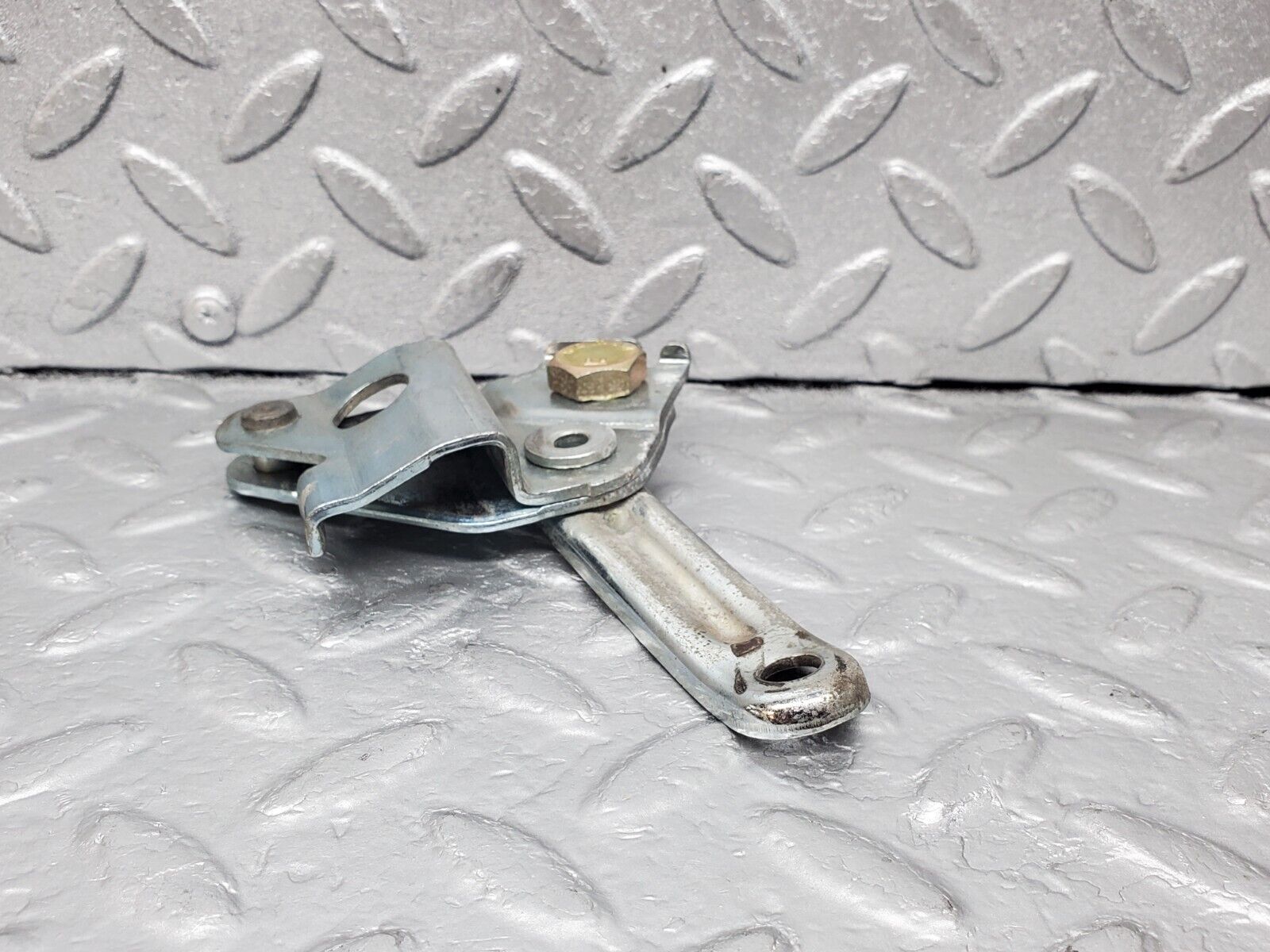 45882 Mercedes-Benz W126 420SE Front Left Seat Belt Bracket