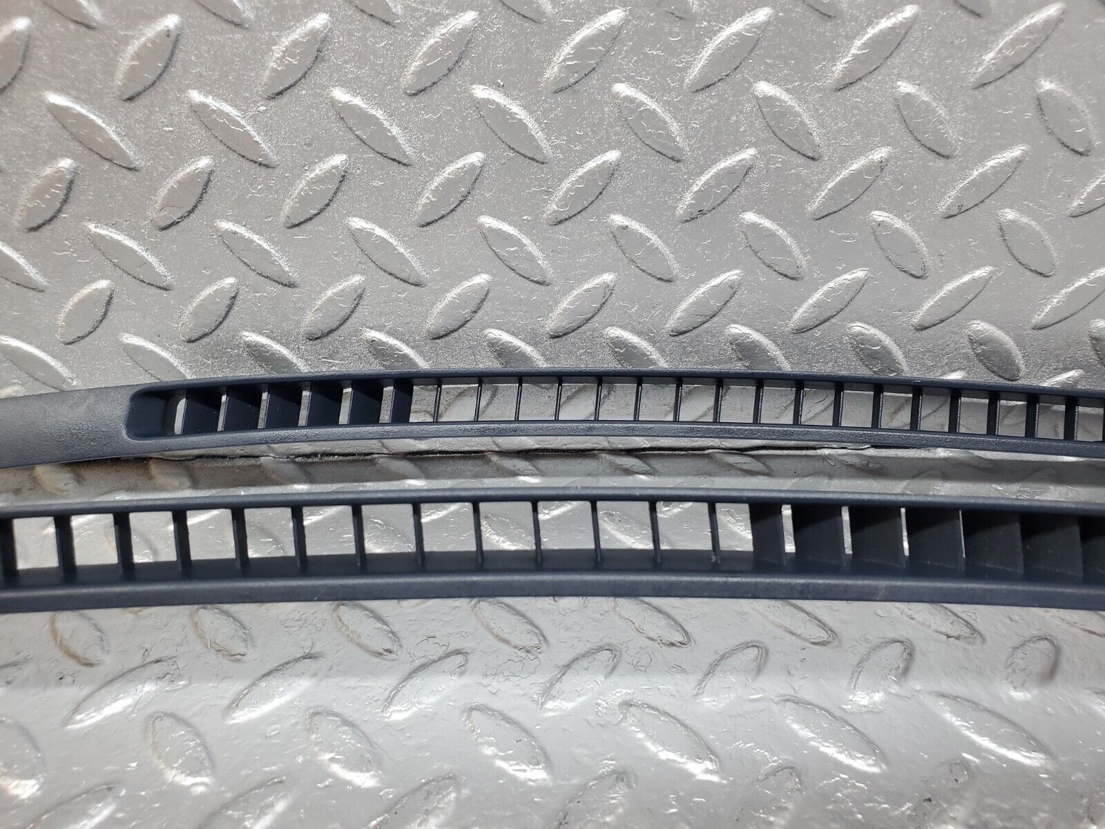 45048 Mercedes-Benz R129 300SL Coupe Windscreen Defroster Air Vent 1296890380 1296890480