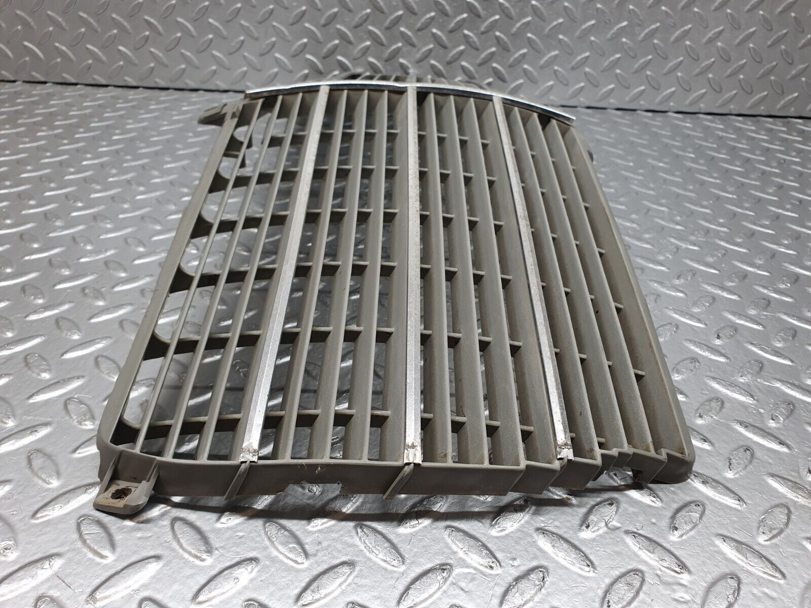 44103 Mercedes-Benz C123 230CE Coupe Bonnet Grill