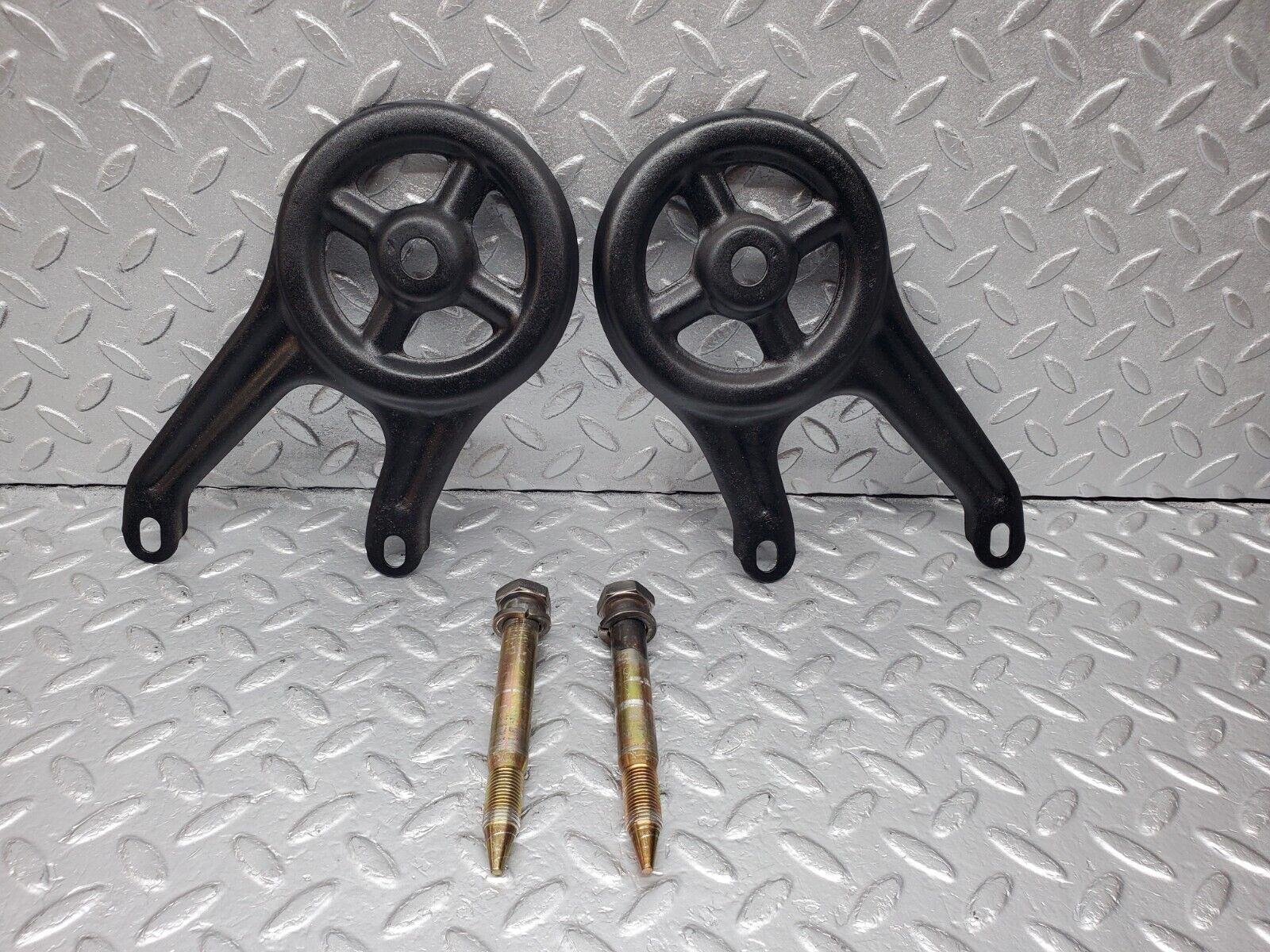 45920 Mercedes-Benz W126 420SE Rear Suspension Axle Mounting Bracket 2x