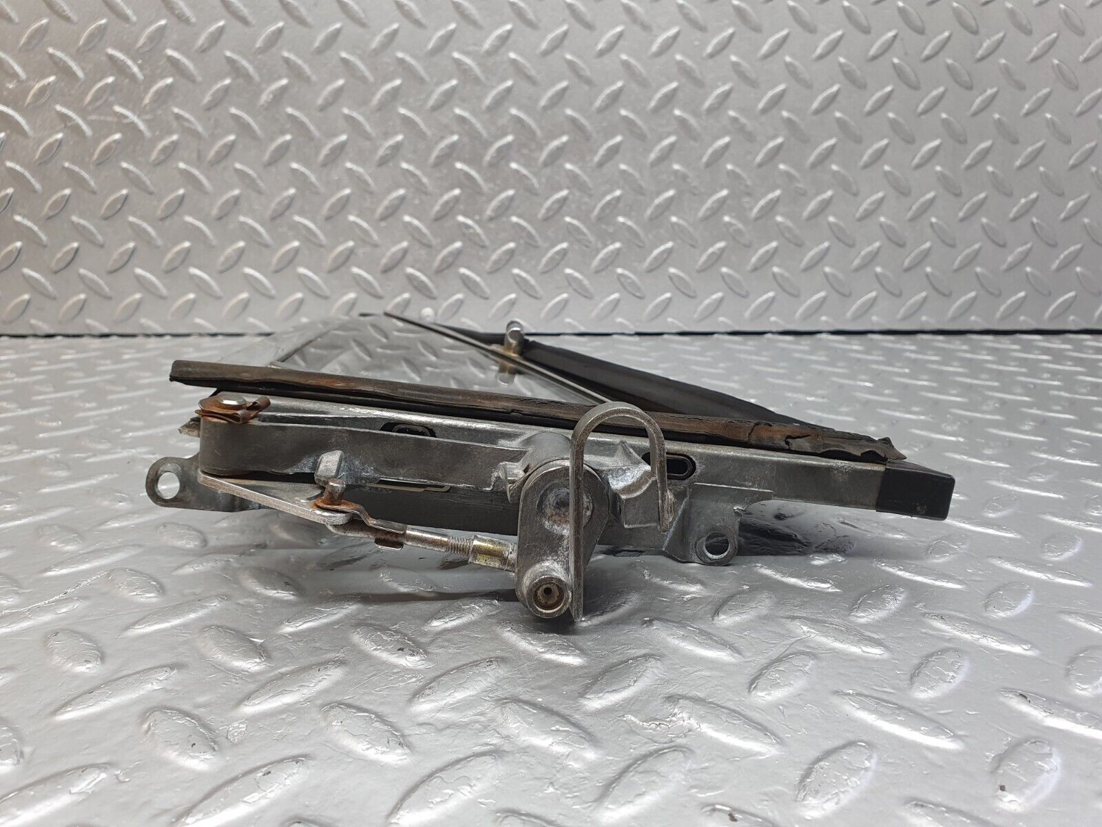 43225 Mercedes-Benz W108 280SE Front Right Quarter Window