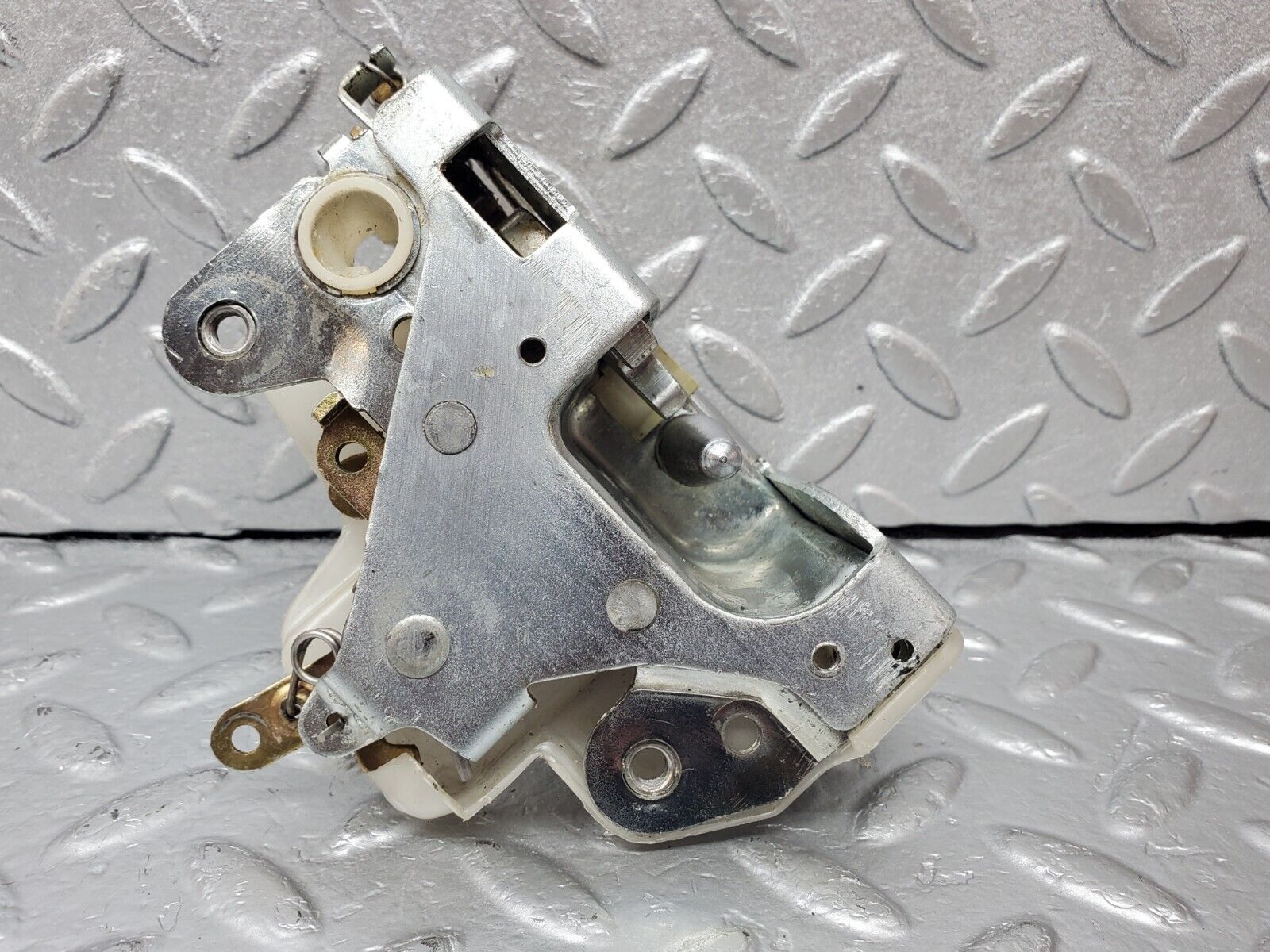 45621 Mercedes-Benz W126 420SE Front Left Door Lock Mechanism 1237230108