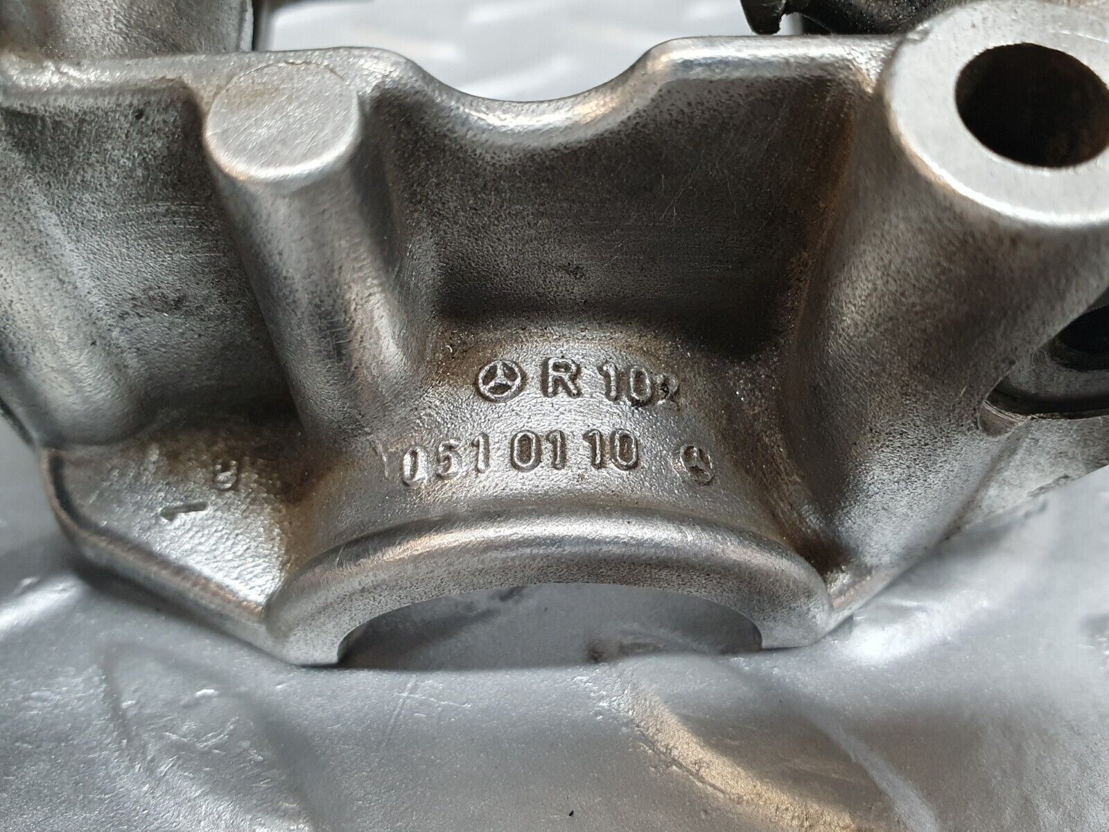 43067 Mercedes-Benz W123 Rocker Arms Camshaft Bearing Block 1020510110