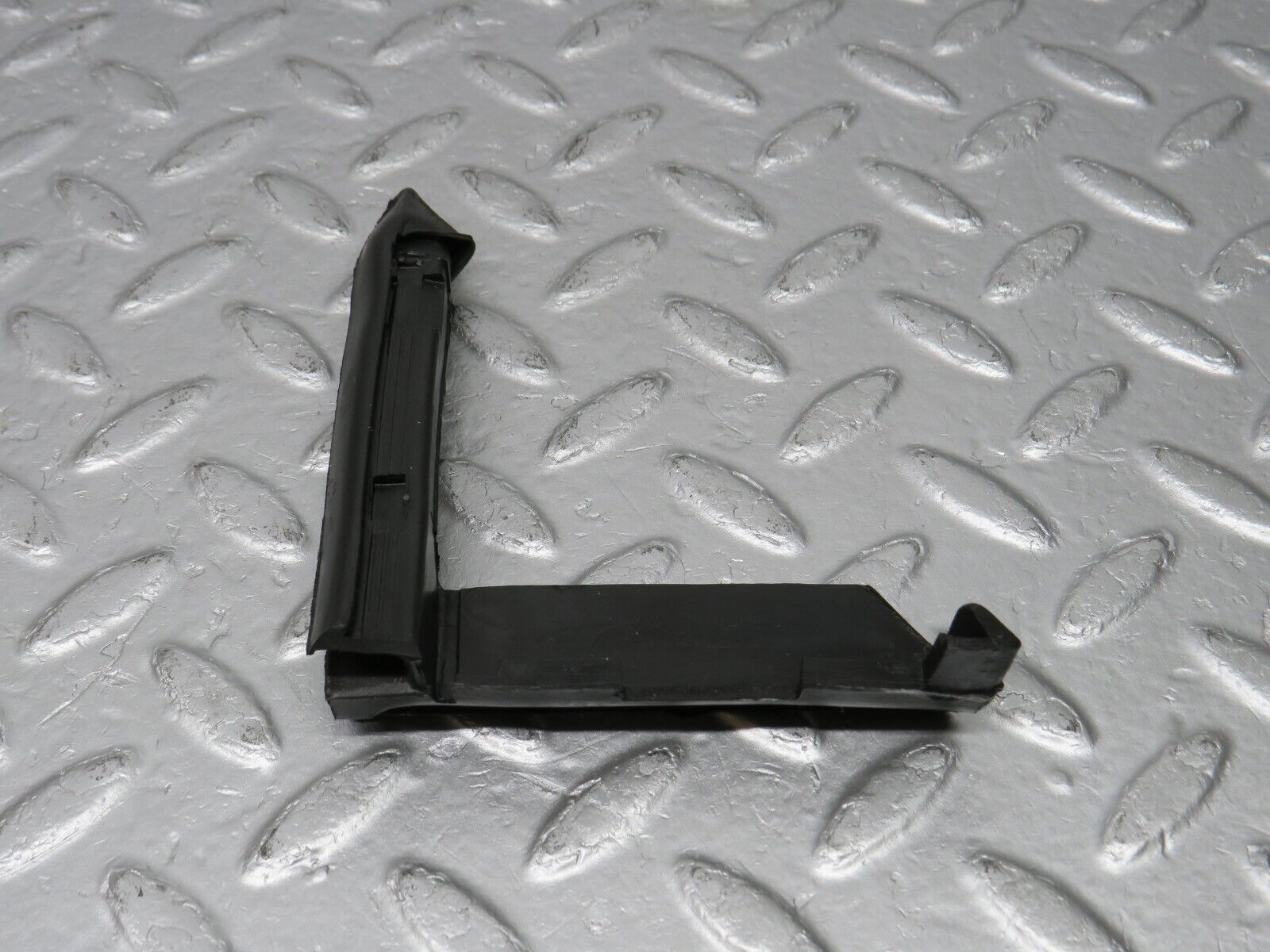 39172 Mercedes-Benz R107 500SL Front Left Rubber Window Guide 1077250125