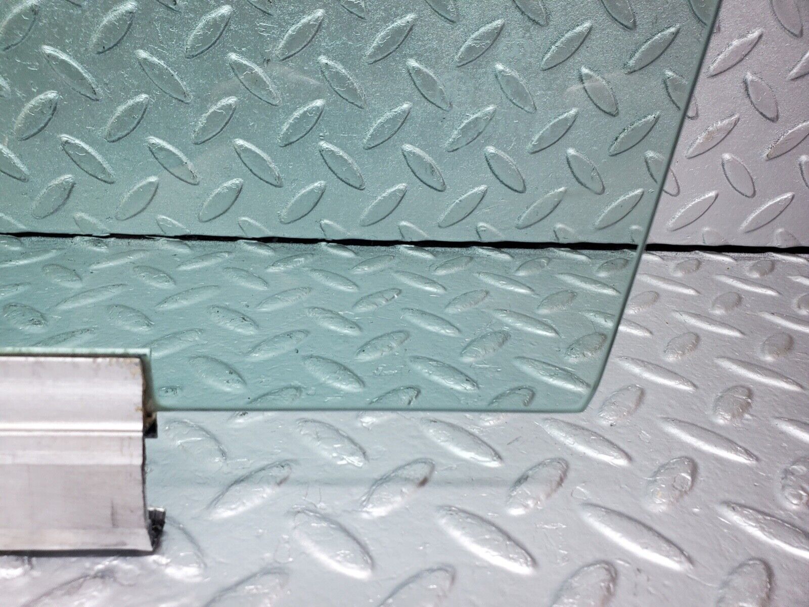 44620 Mercedes-Benz W124 220E Front Left Door Window Glass