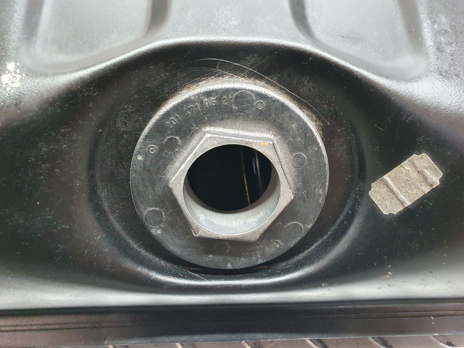 41732 Mercedes-Benz W124 200E Fuel Tank 2014710521