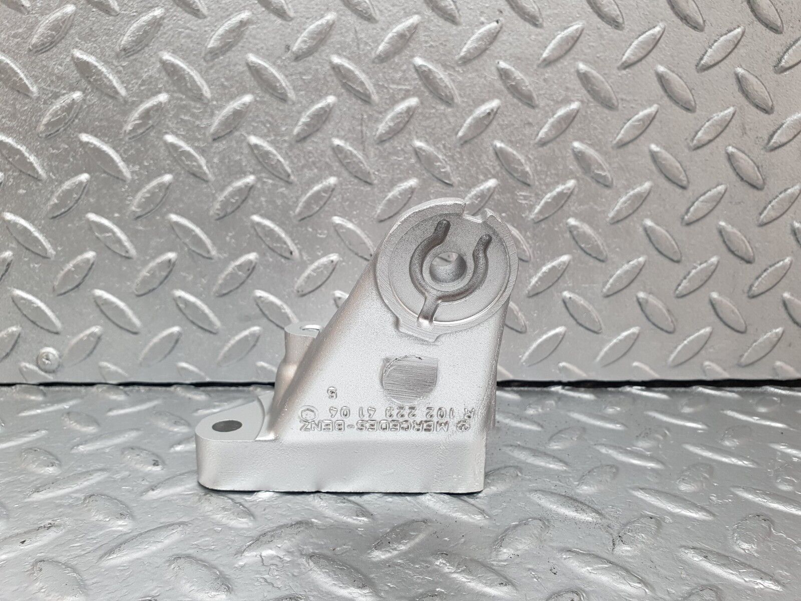 42710 Mercedes-Benz W201 190 2.0L Engine Mount Bracket Left Side 1022234104