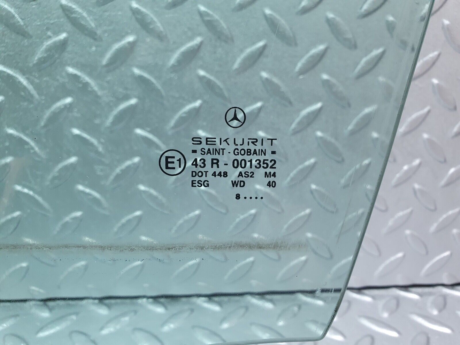 41994 Mercedes-Benz W202 C200 Front Left Door Window Glass