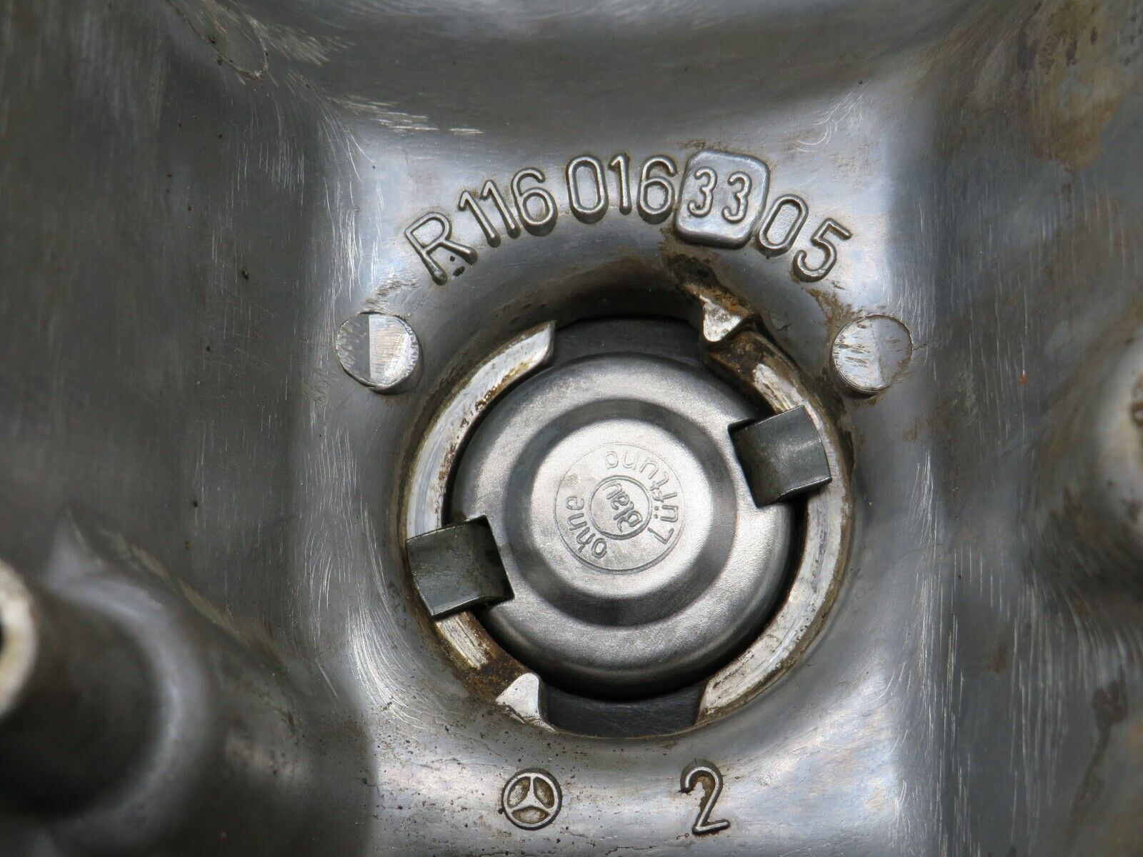 32963 Mercedes-Benz C107 R107 450 Cylinder Head Valve Cover Right 1160163305