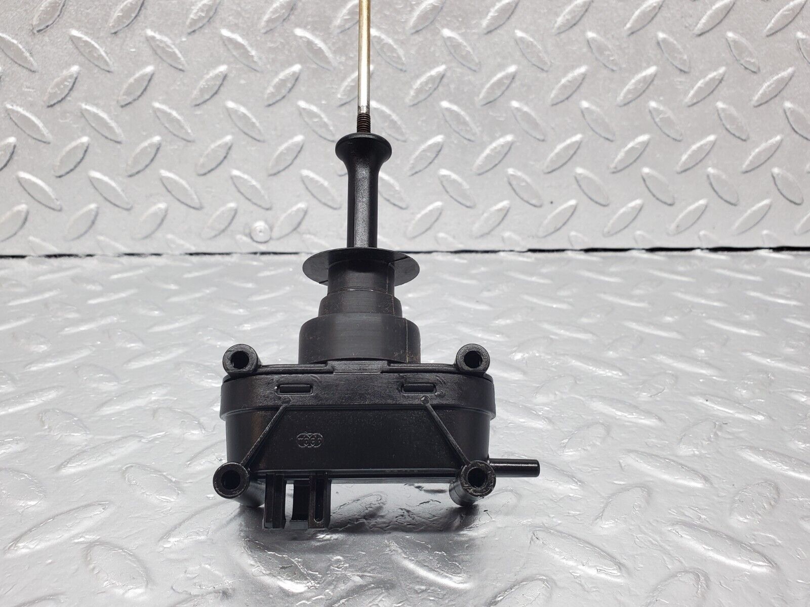 45643 Mercedes-Benz W126 420SE Rear Left Door Lock Vacuum Actuator