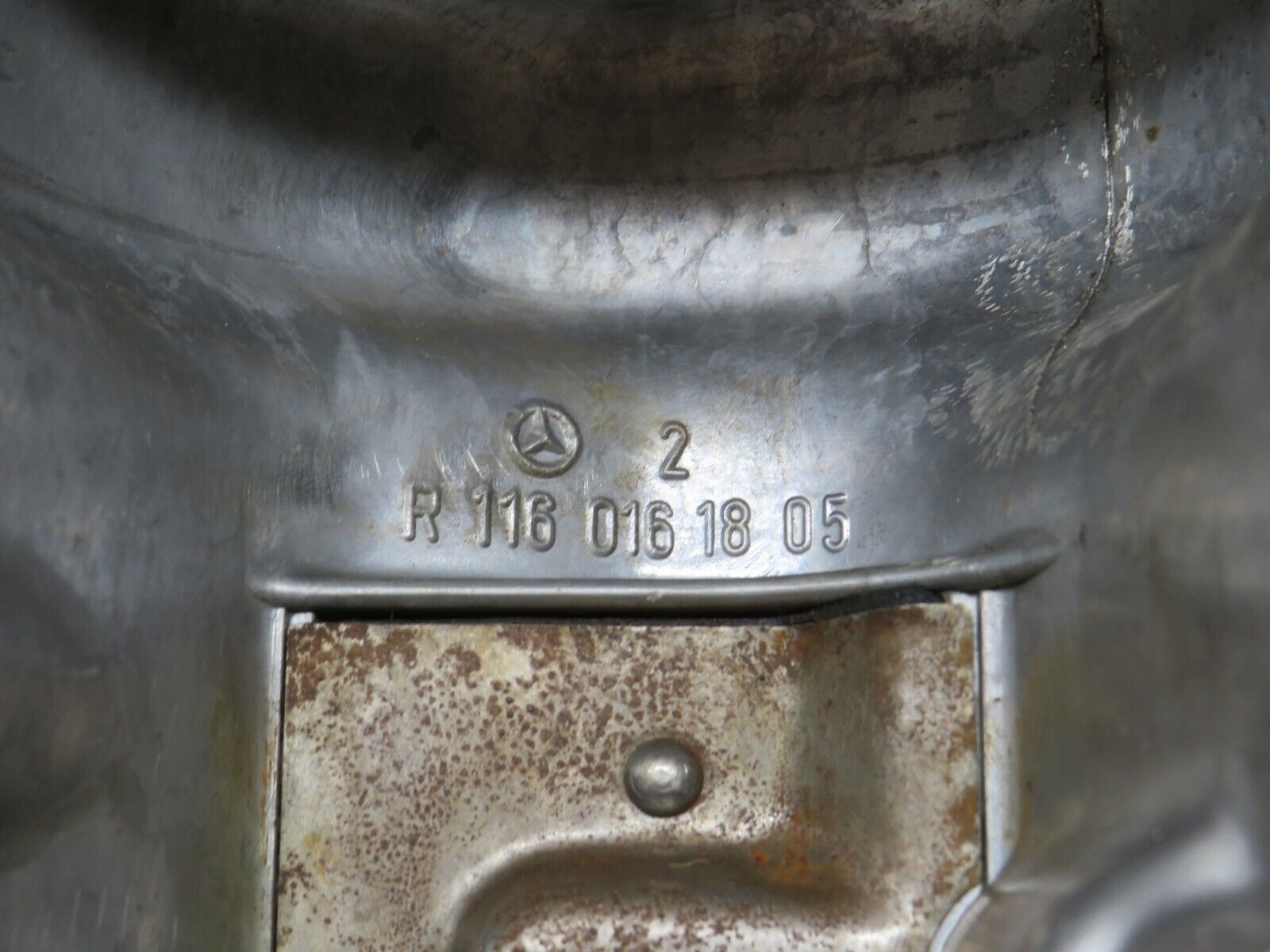 32844 Mercedes-Benz C107 R107 350 V8 Cylinder Head Valve Cover Left 1160161805