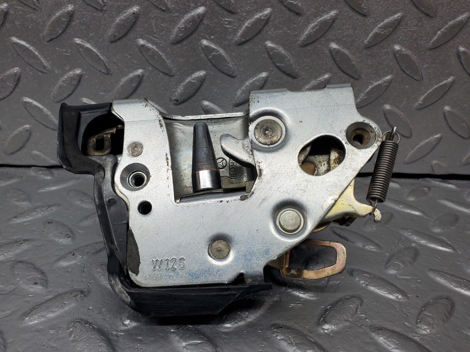 45623 Mercedes-Benz W126 420SE Rear Left Door Lock Mechanism 1237230108