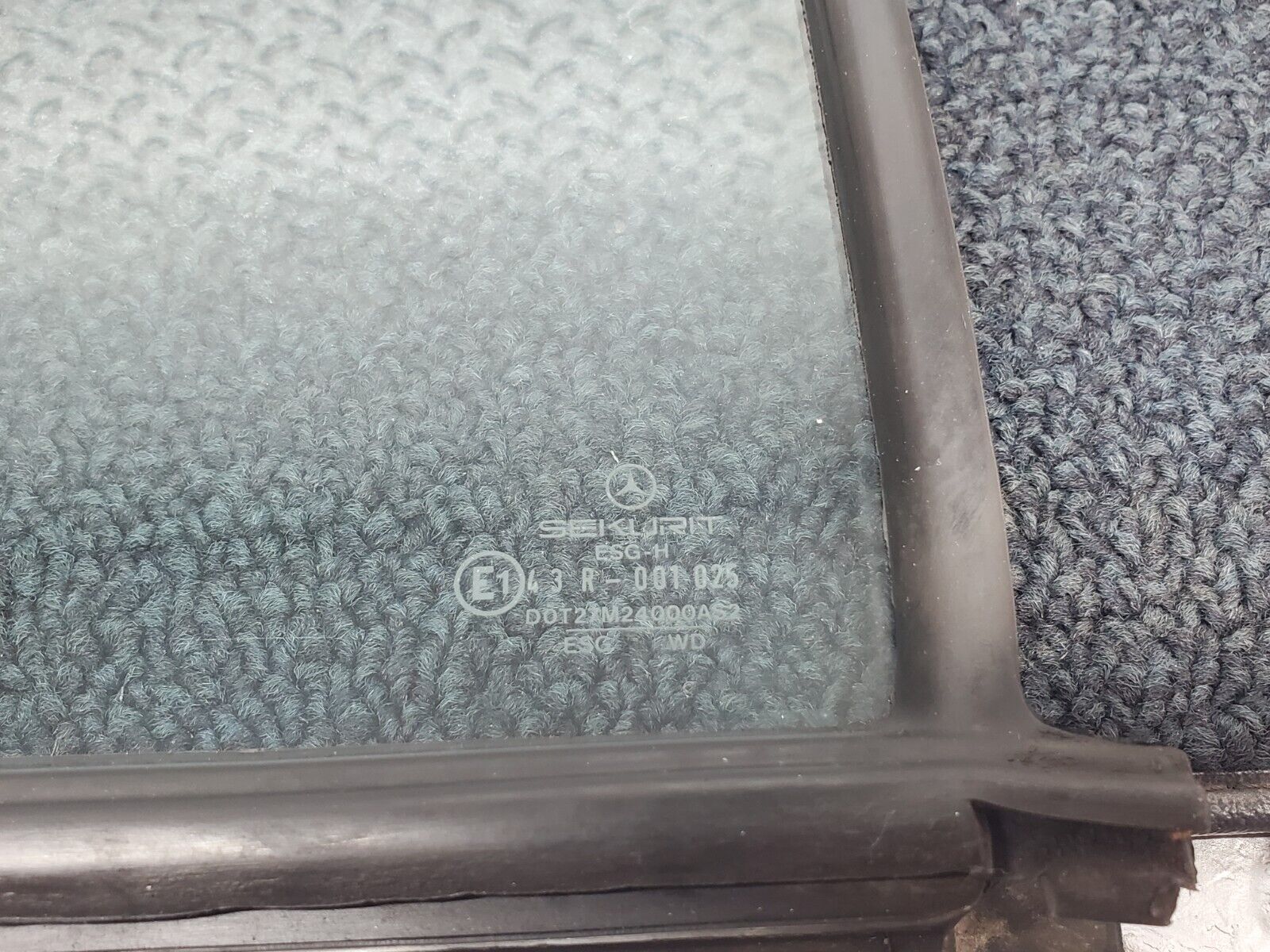 45804 Mercedes-Benz W126 420SE Rear Right Quarter Window Glass 1267350224