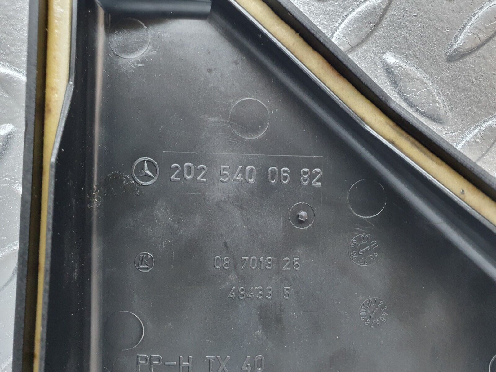 42094 Mercedes-Benz W202 C200 ECU Fuse Box Housing 2025400624 2025400682