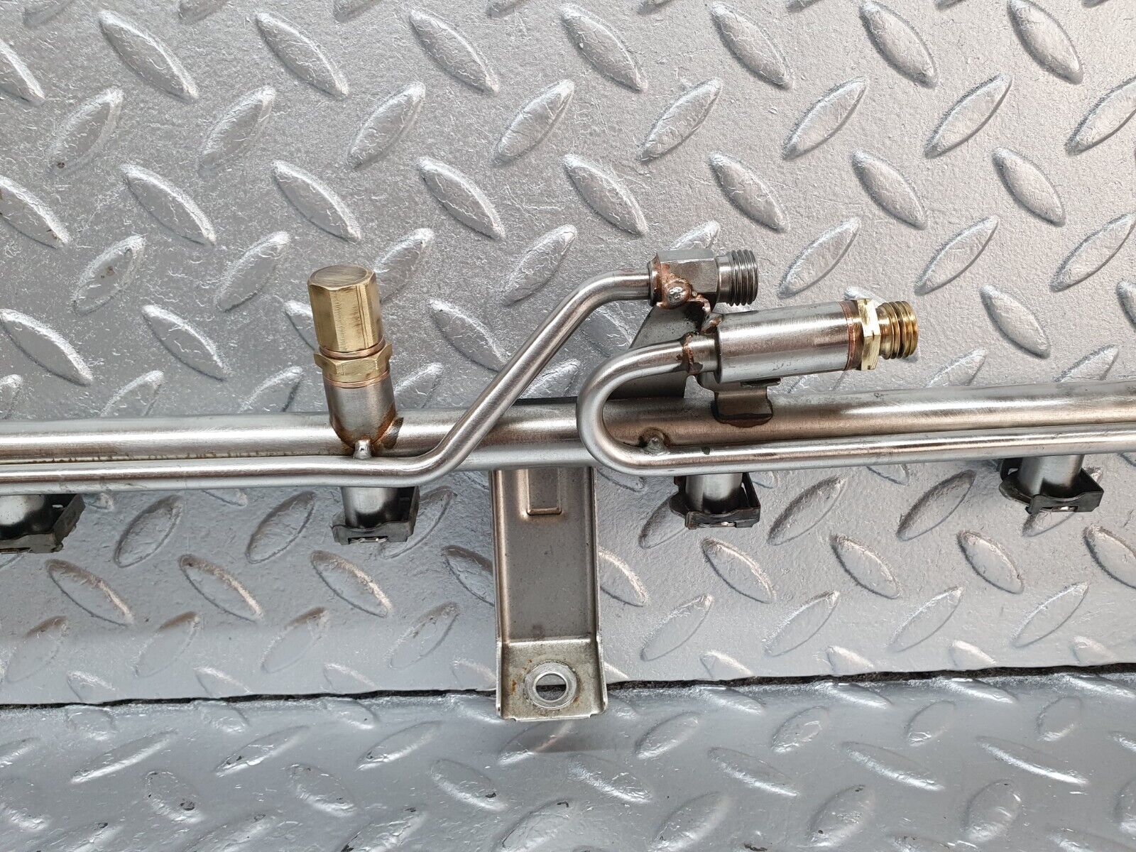 42324 Mercedes-Benz R129 320SL Coupe Fuel Injector Rail With Fuel Pressure Regulator 1040701395 0000781589