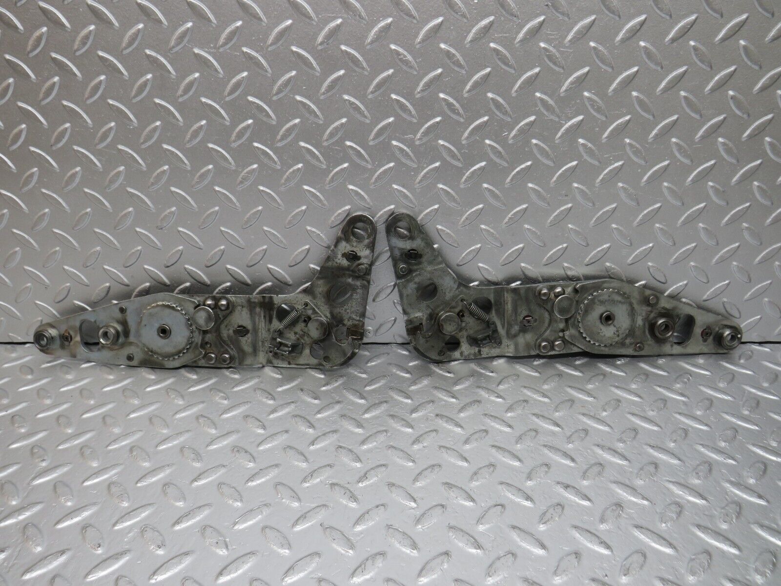 33208 Mercedes-Benz R107 Front Right Seat Hinge Pair 0009107585 0009108086