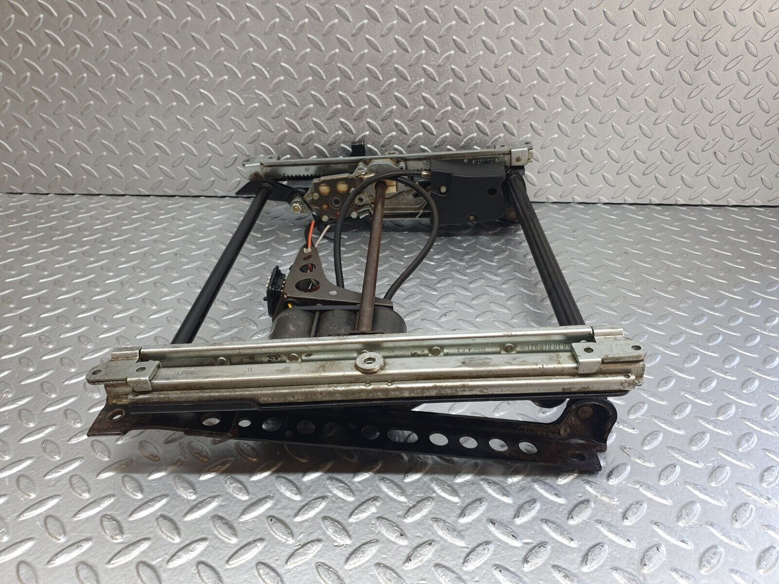 43825 Mercedes-Benz C126 380SEC Coupe Front Left Electric Seat Base 1268201042