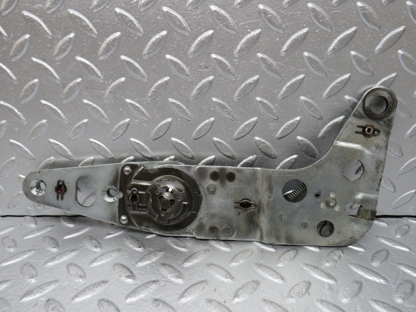 33210 Mercedes-Benz R107 Front Left Seat Hinge Pair 0009107685 0009107986