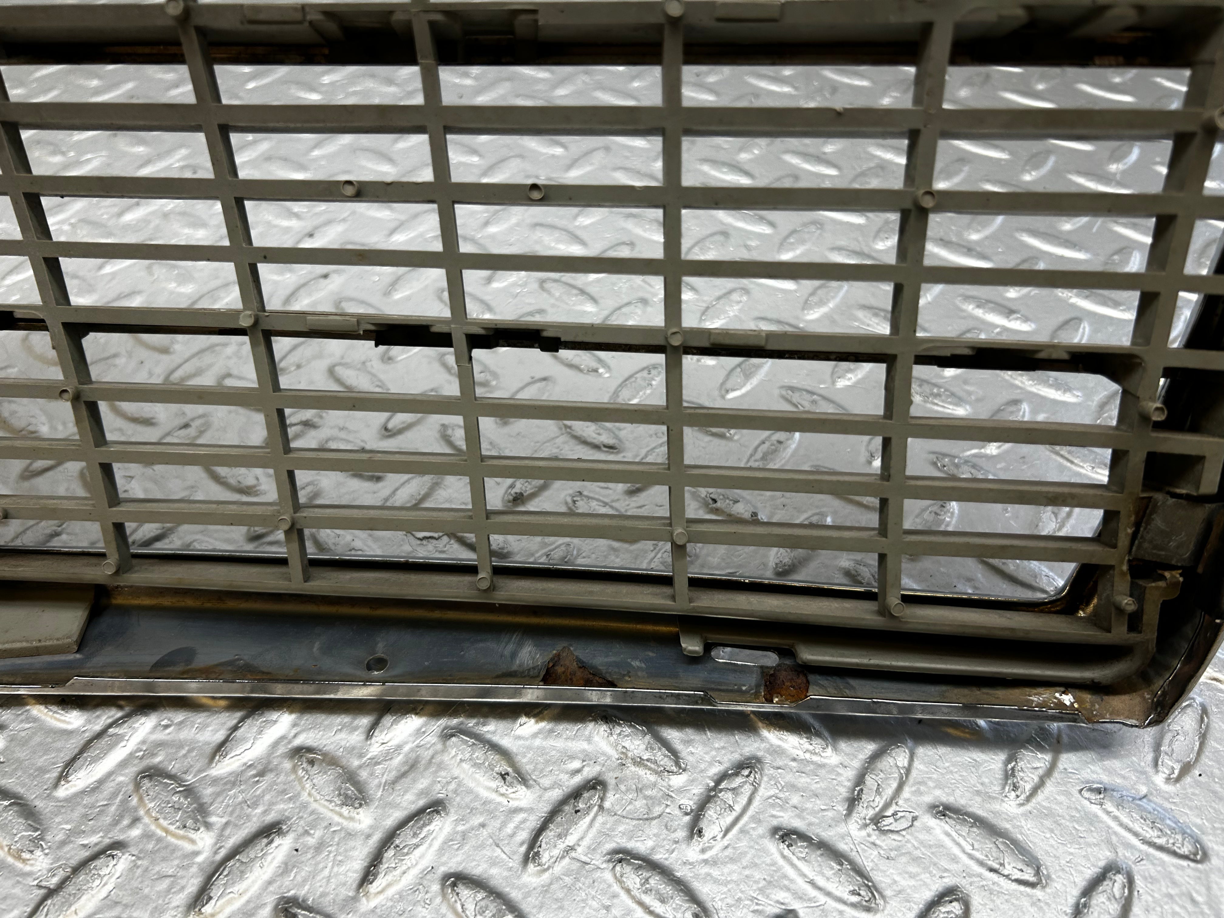 31899 Mercedes-Benz W123 Bonnet Grill Chrome 1238880923