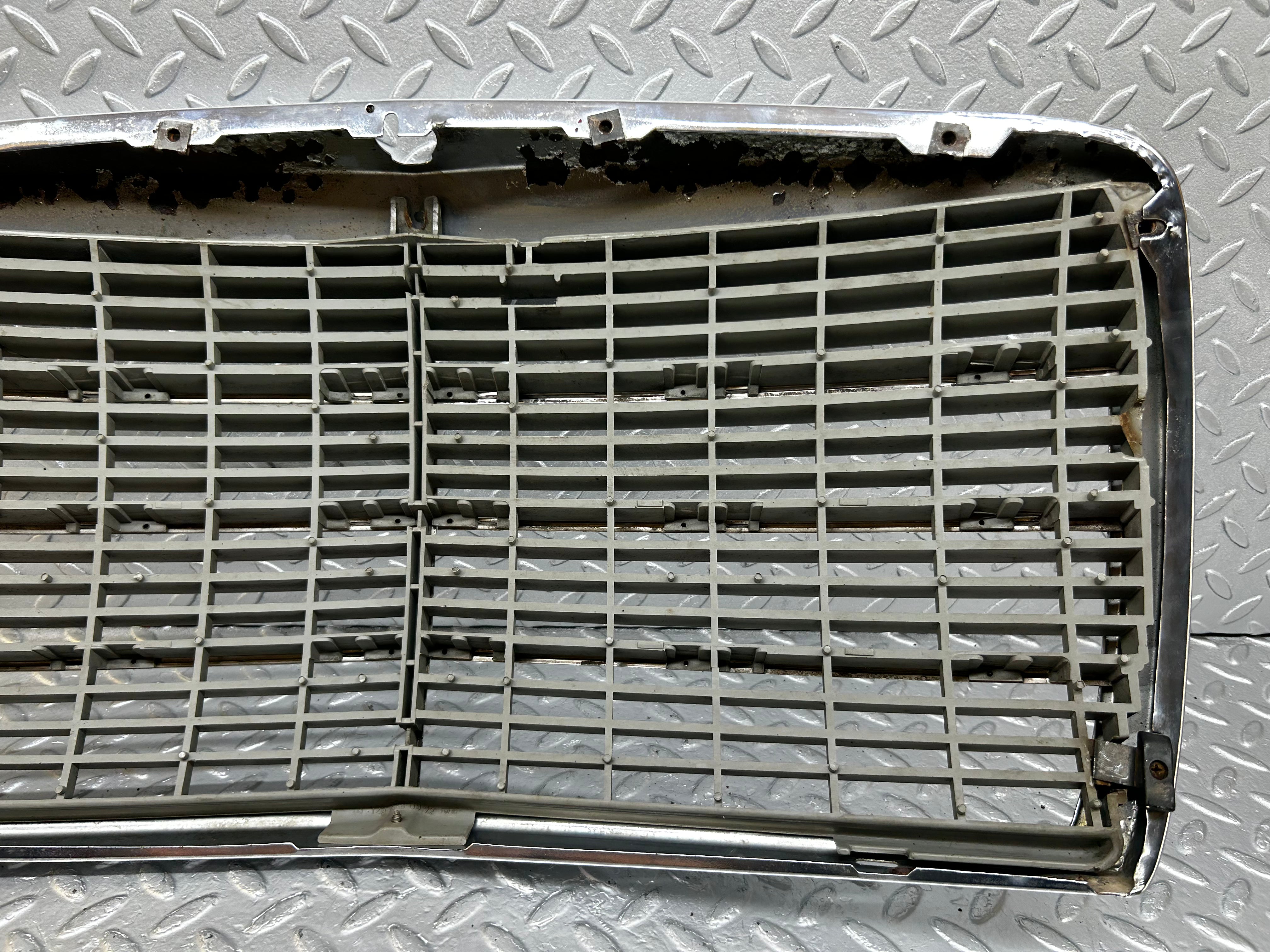 31899 Mercedes-Benz W123 Bonnet Grill Chrome 1238880923