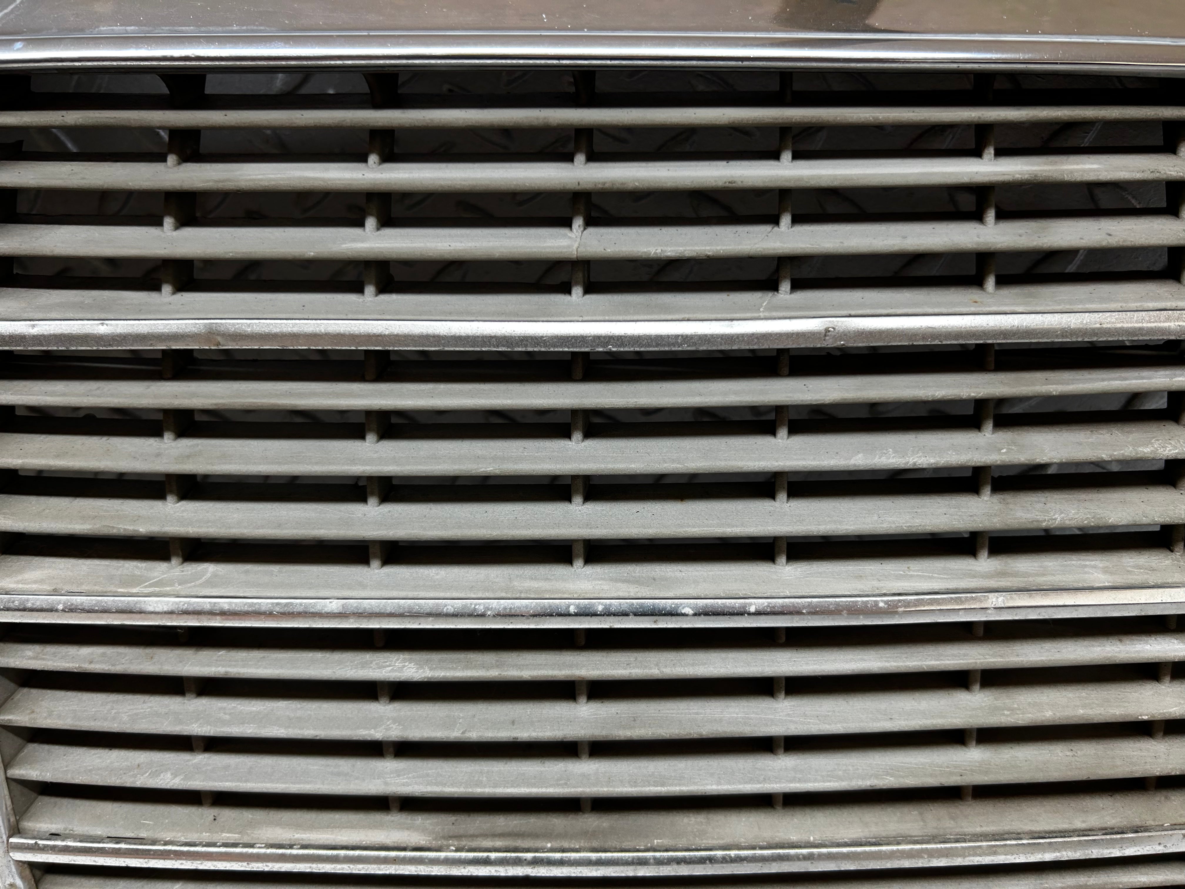 31899 Mercedes-Benz W123 Bonnet Grill Chrome 1238880923