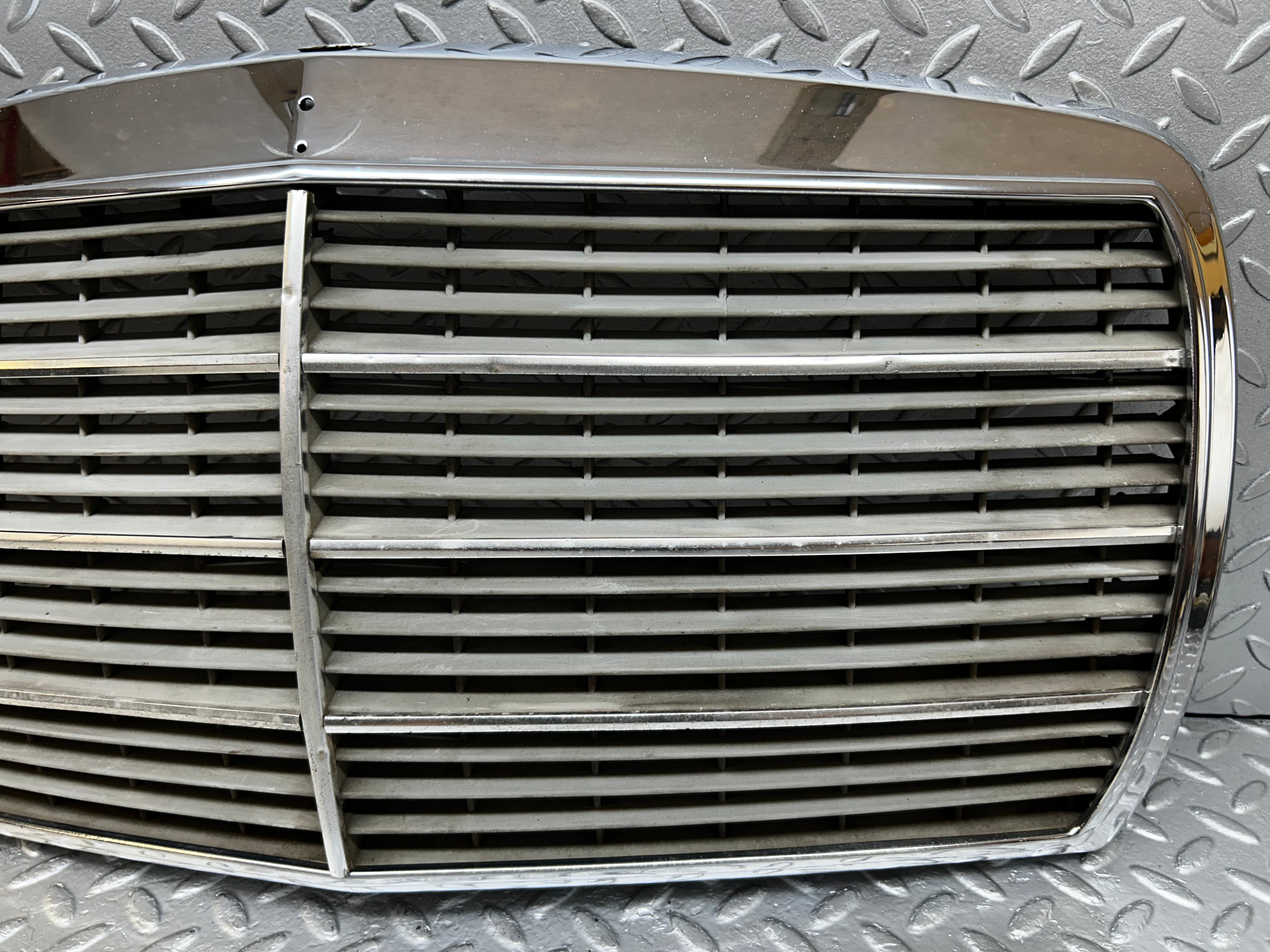 31899 Mercedes-Benz W123 Bonnet Grill Chrome 1238880923
