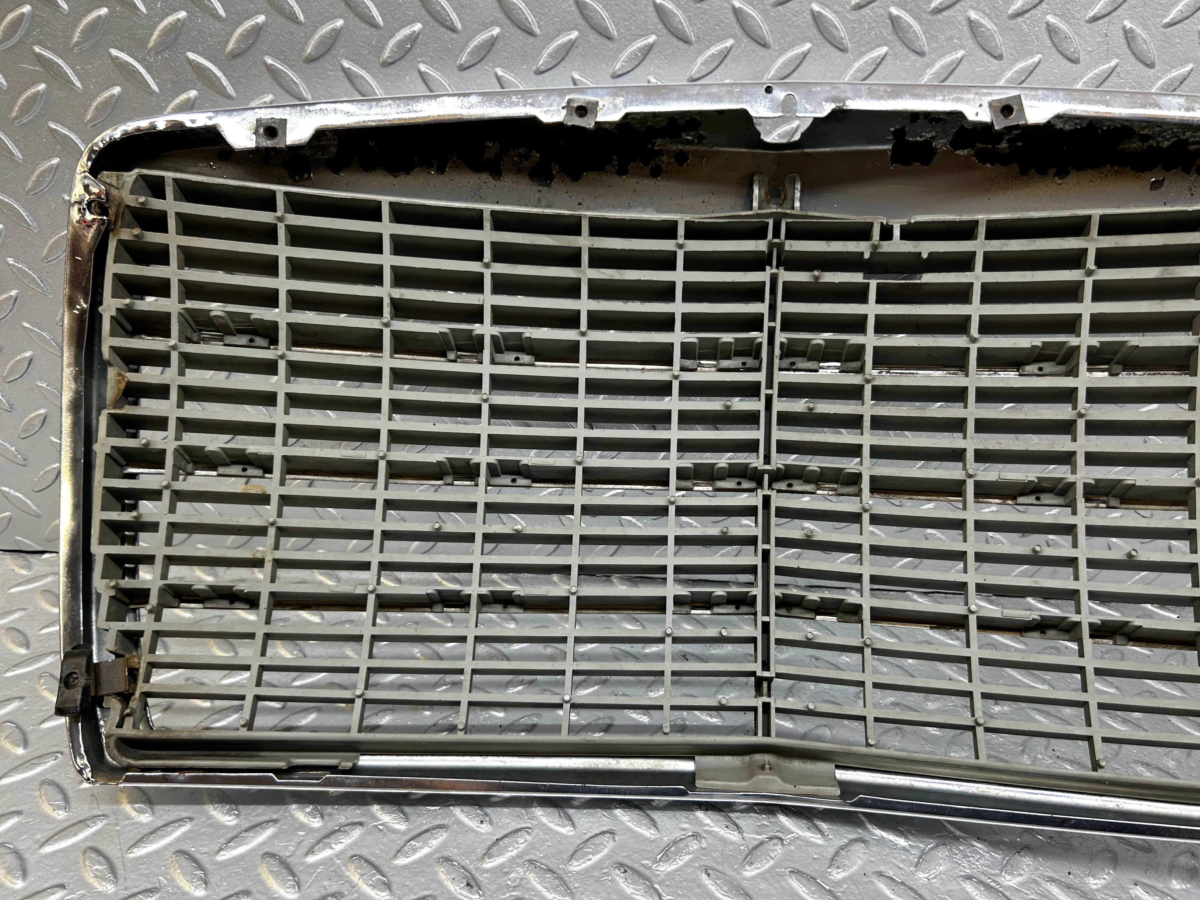 31899 Mercedes-Benz W123 Bonnet Grill Chrome 1238880923