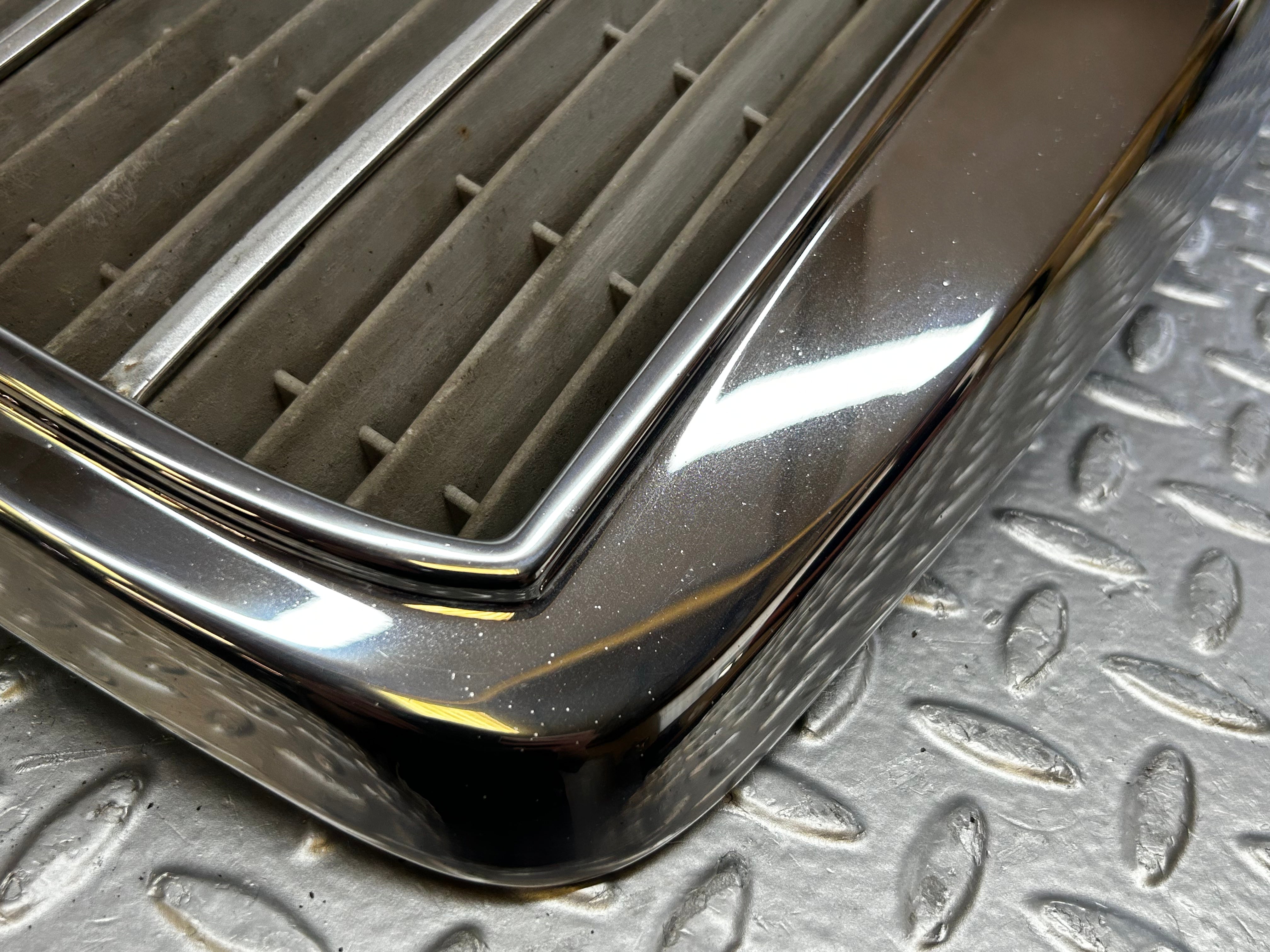 31899 Mercedes-Benz W123 Bonnet Grill Chrome 1238880923