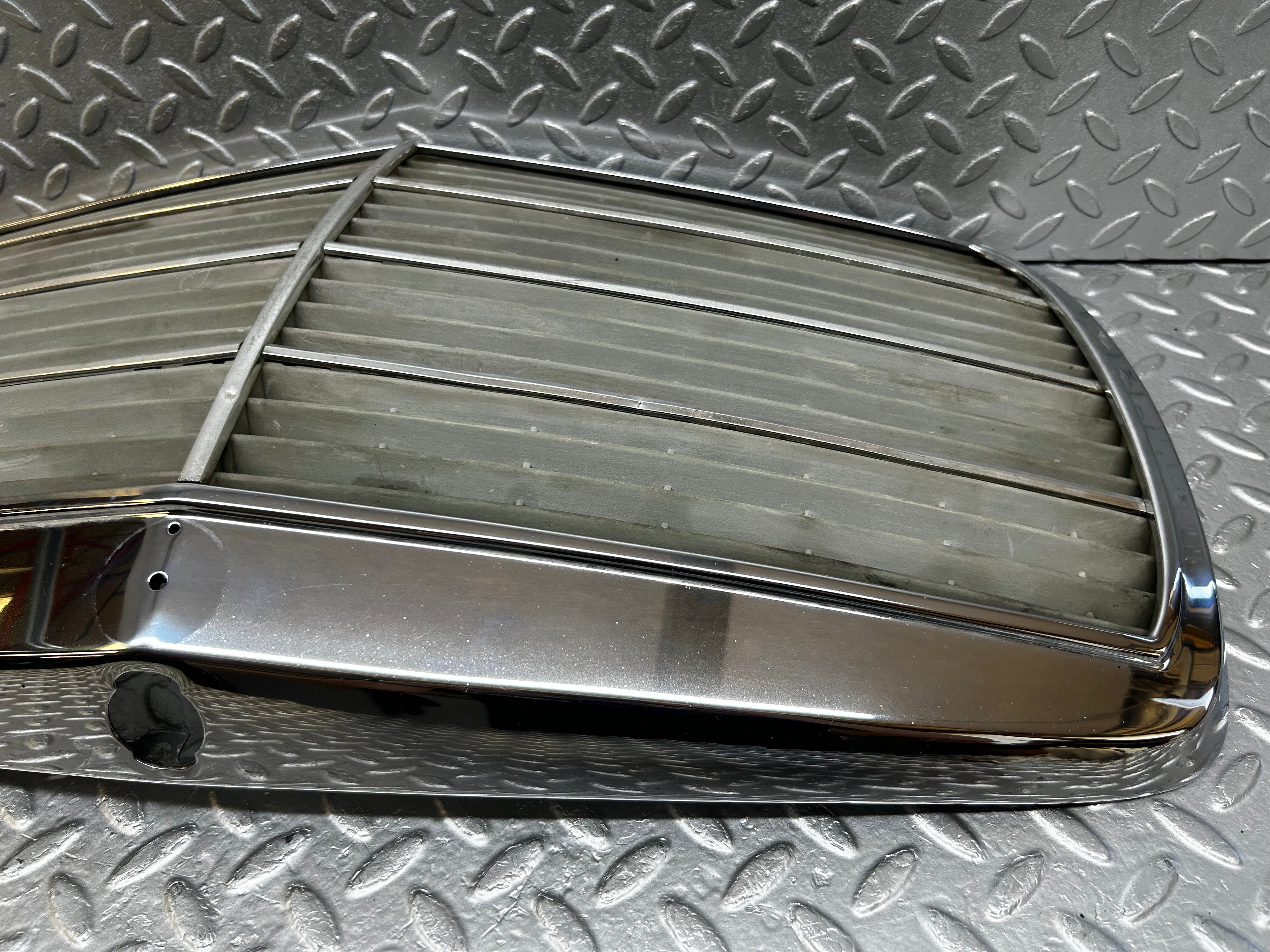 31899 Mercedes-Benz W123 Bonnet Grill Chrome 1238880923