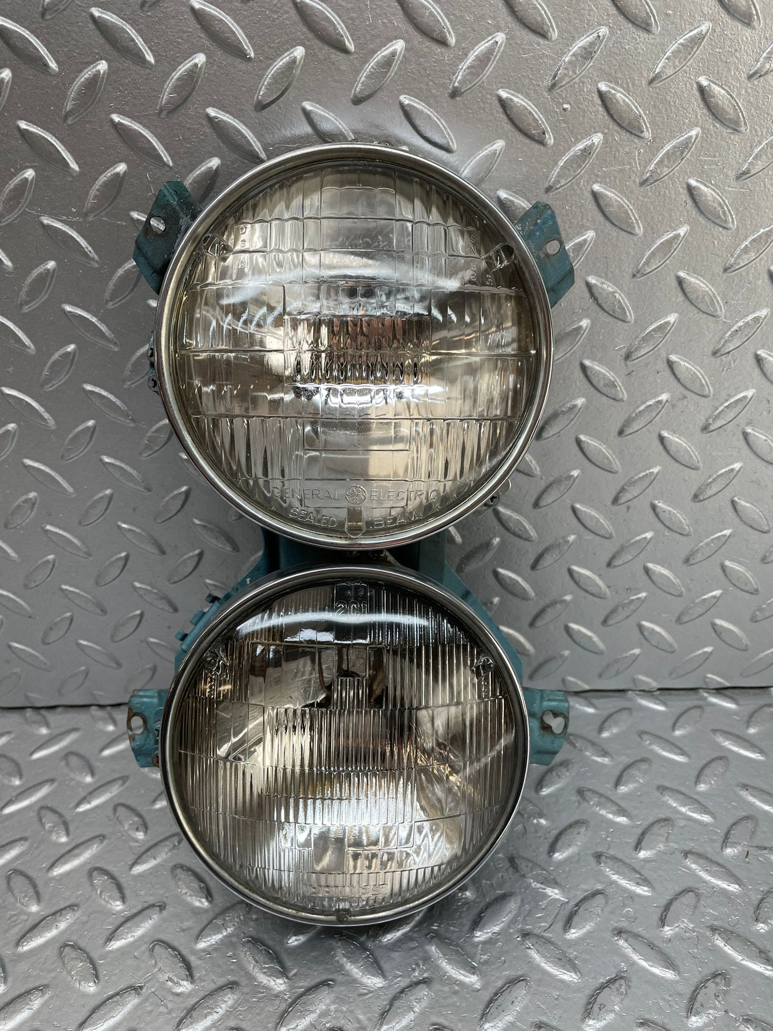 12656 Mercedes-Benz W111 220SE Headlight Left/Right 0302350007