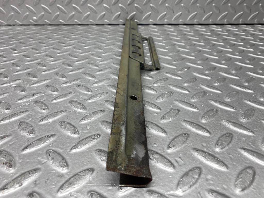 37421 Mercedes-Benz W109 300SEL Front Right Door Glass Holder