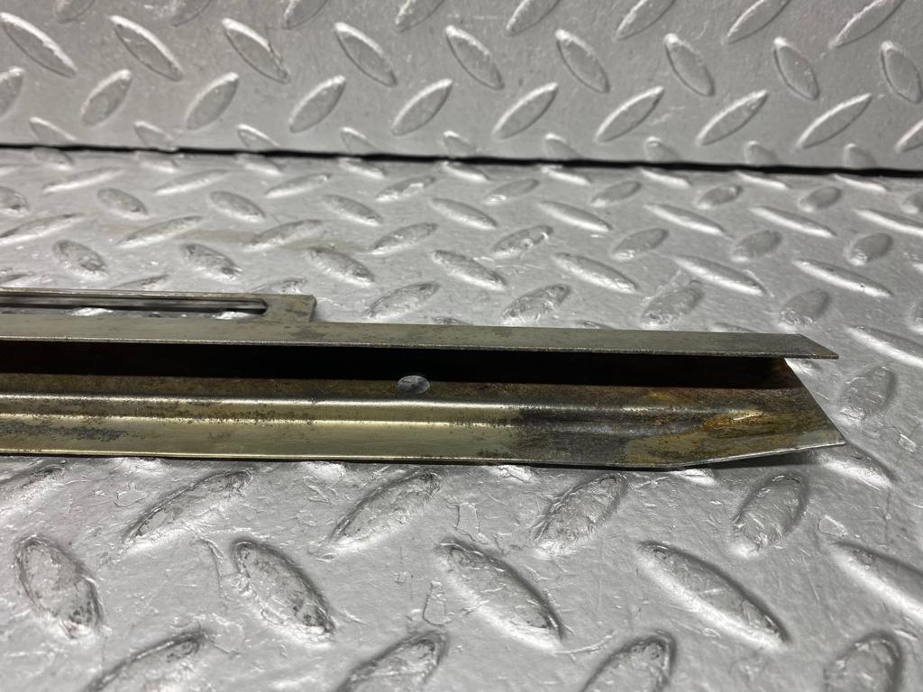 37421 Mercedes-Benz W109 300SEL Front Right Door Glass Holder