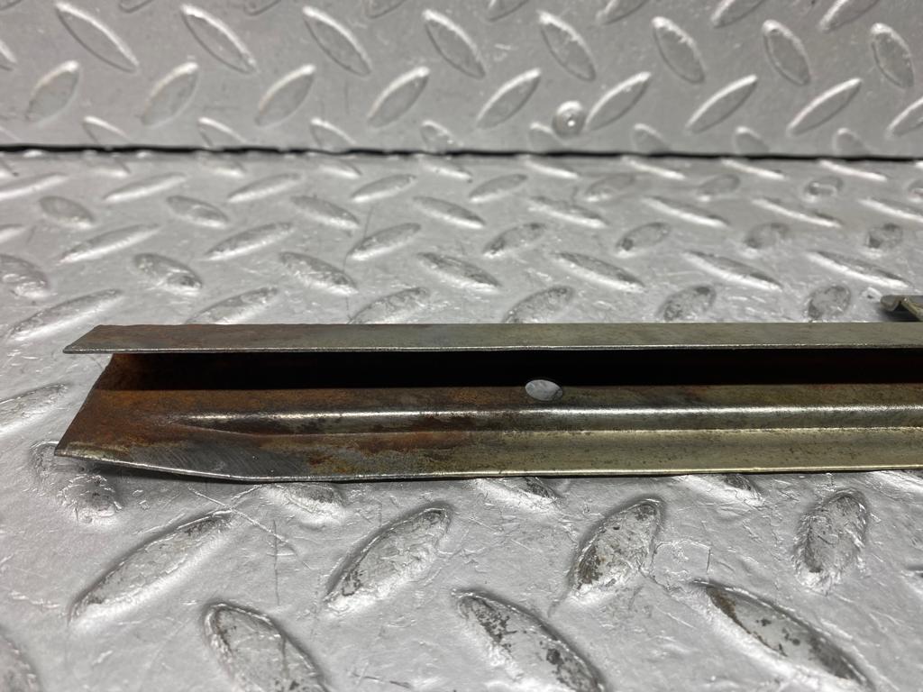 37421 Mercedes-Benz W109 300SEL Front Right Door Glass Holder