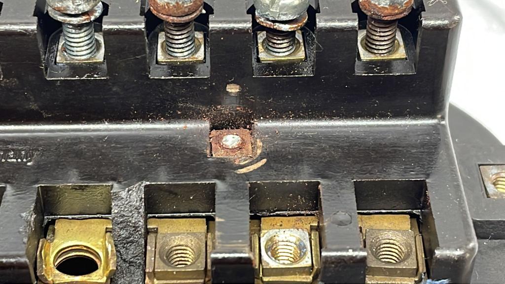 37449 Mercedes-Benz W109 300SEL Fuse Box 1085400150