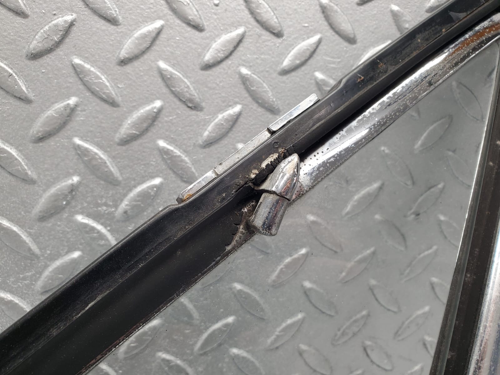 1223 Mercedes-Benz W108 280SE Front Left Quarter Window Glass