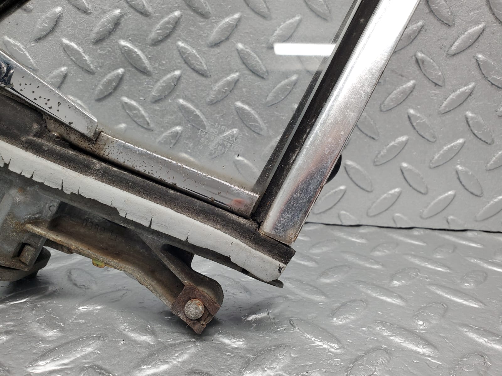 1223 Mercedes-Benz W108 280SE Front Left Quarter Window Glass