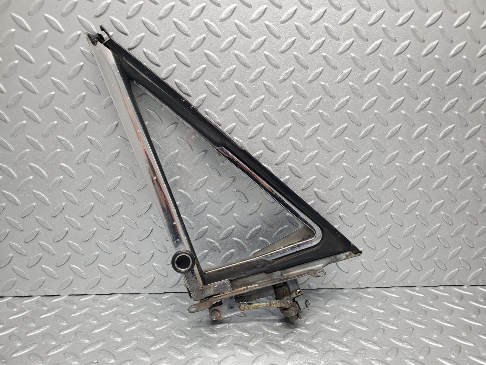 1223 Mercedes-Benz W108 280SE Front Left Quarter Window Glass