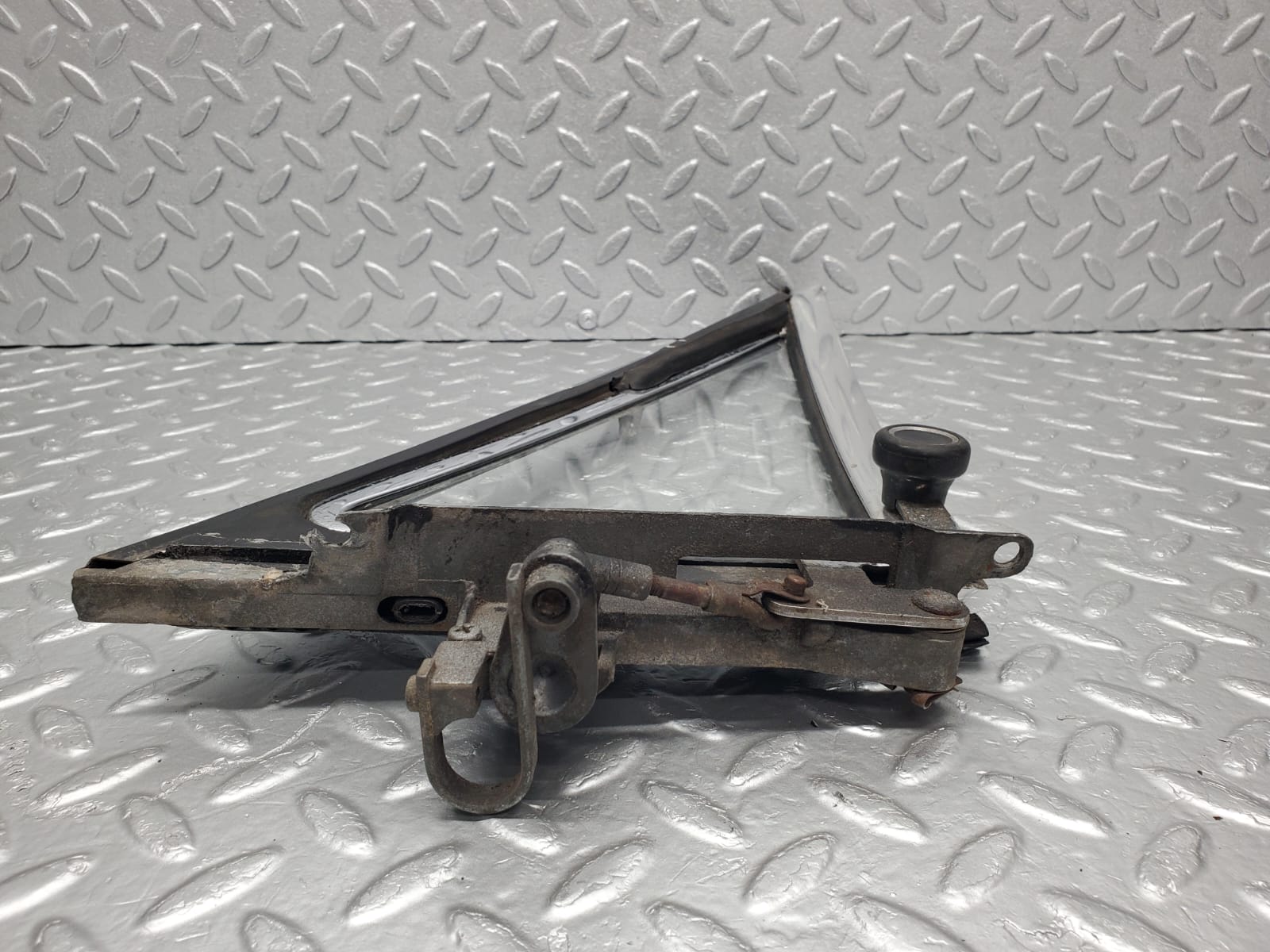 1224 Mercedes-Benz W108 280SE Front Right Quarter Window Glass