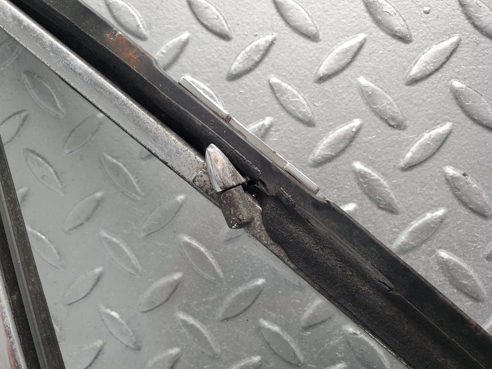 1224 Mercedes-Benz W108 280SE Front Right Quarter Window Glass