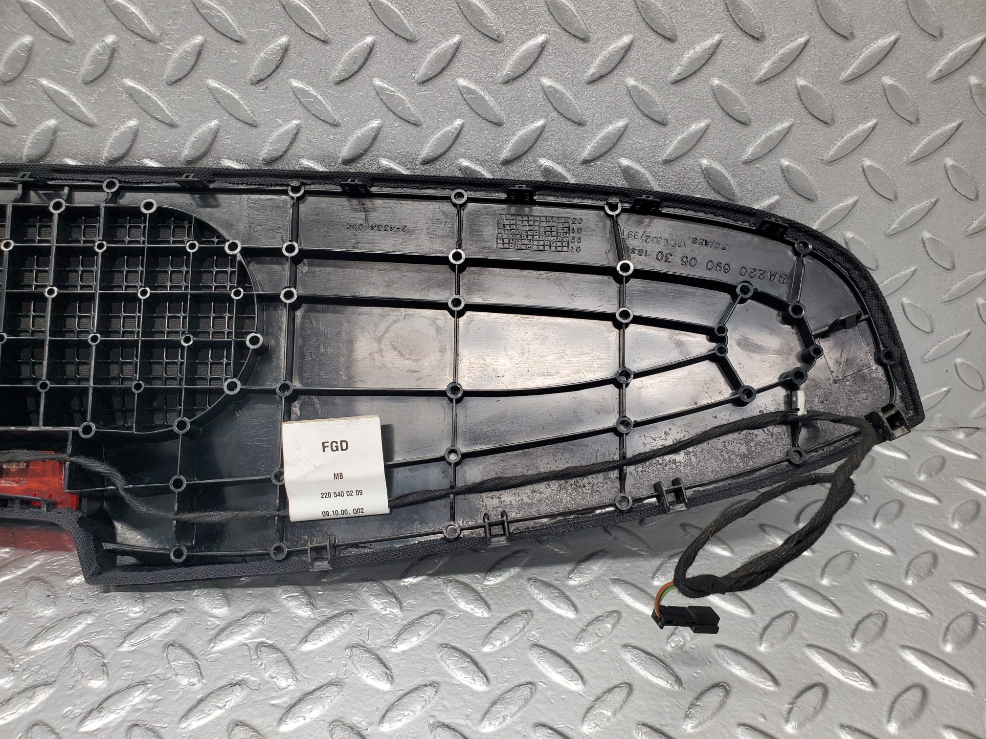 1633 Mercedes-Benz W220 S430 Rear Shelf Panel Additional Brake Light 2206900530