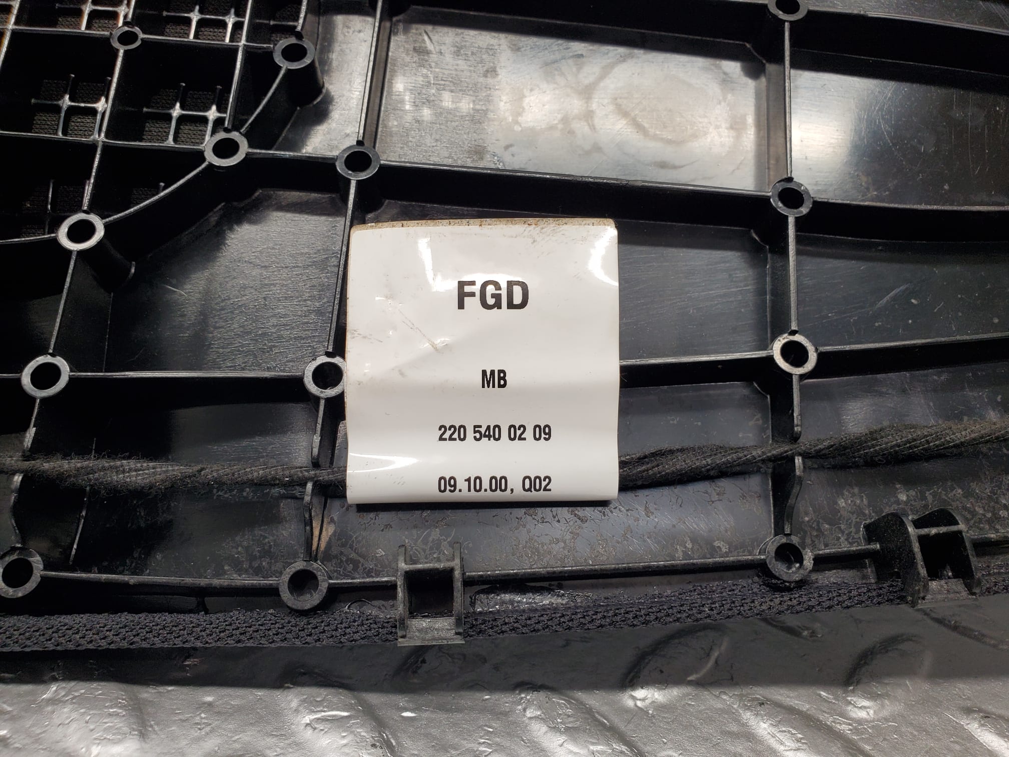 1633 Mercedes-Benz W220 S430 Rear Shelf Panel Additional Brake Light 2206900530