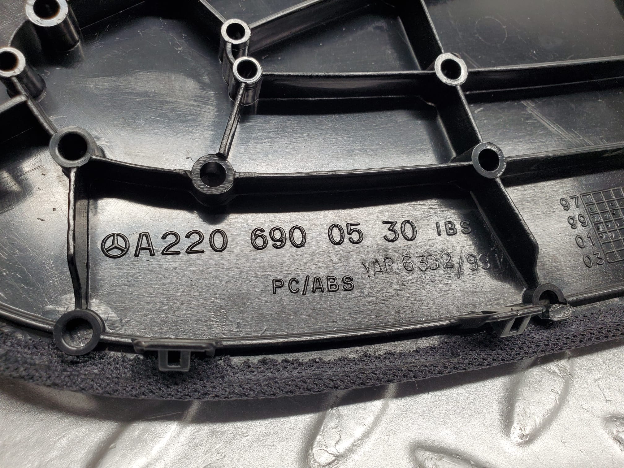 1633 Mercedes-Benz W220 S430 Rear Shelf Panel Additional Brake Light 2206900530