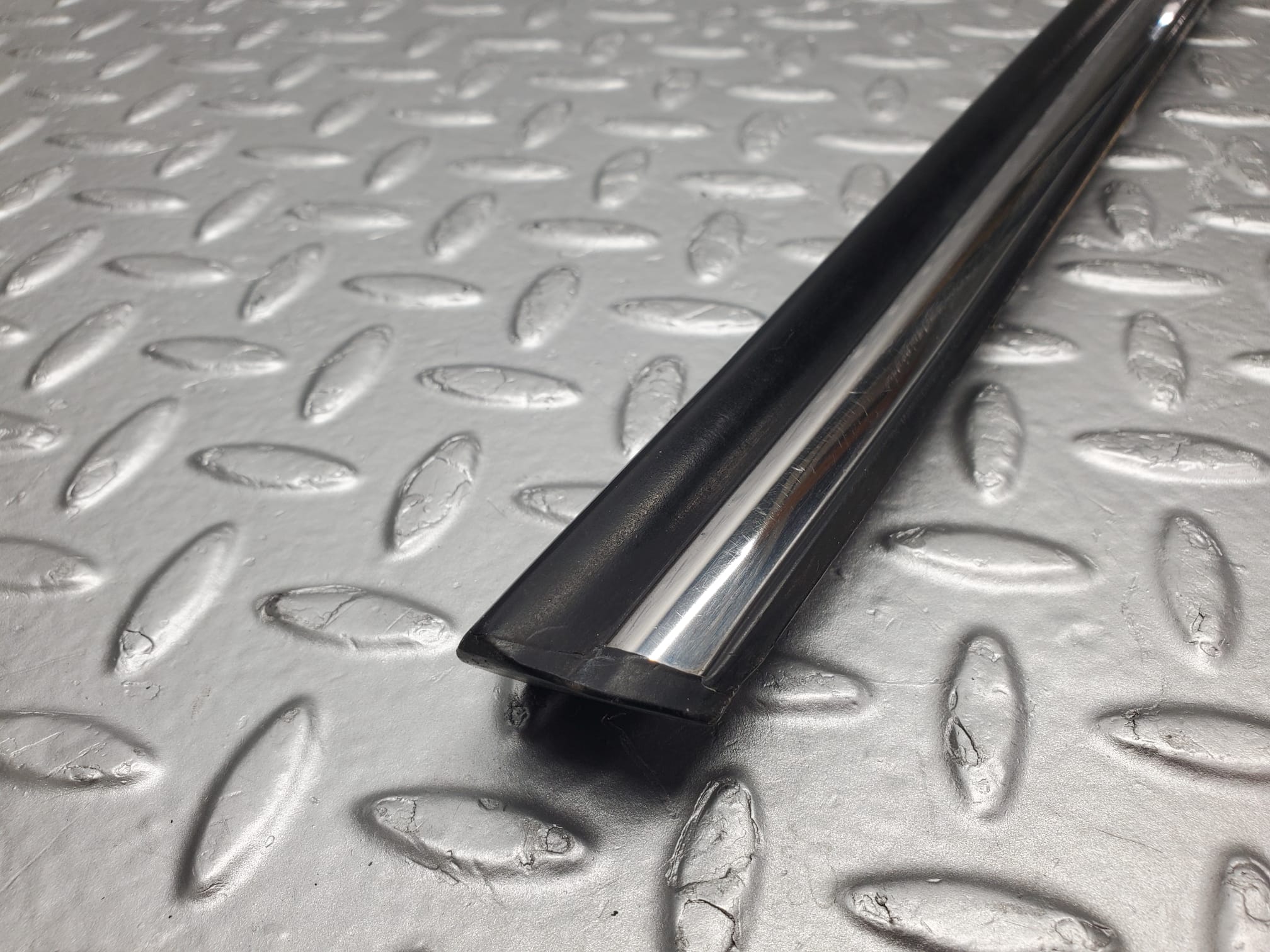 2148 Mercedes-Benz W116 350SE Front Left Door Moulding Trim