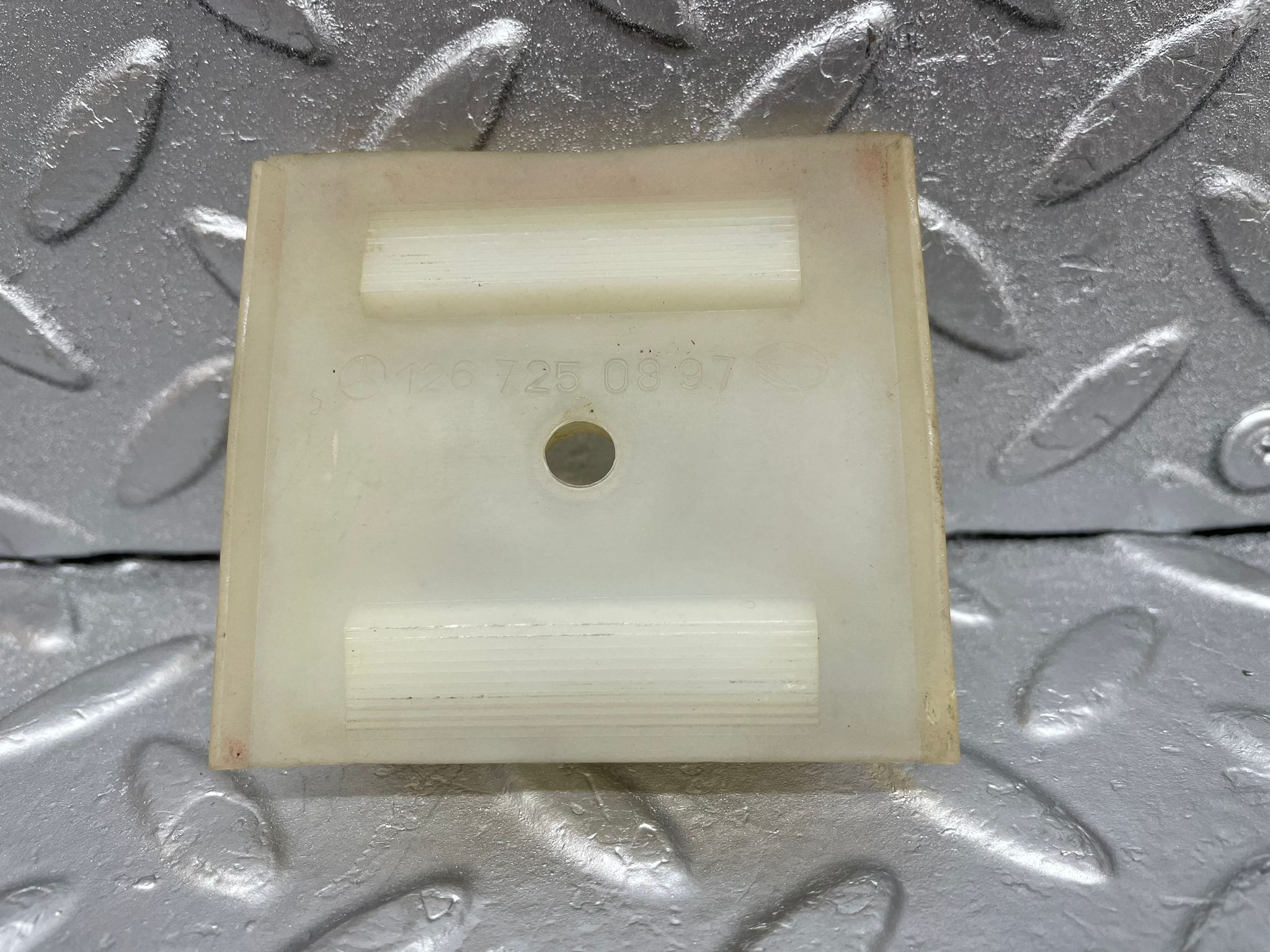 43633 Mercedes-Benz C126 380SEC Coupe Door Window Guide Bracket Plastic 2x 1267250897