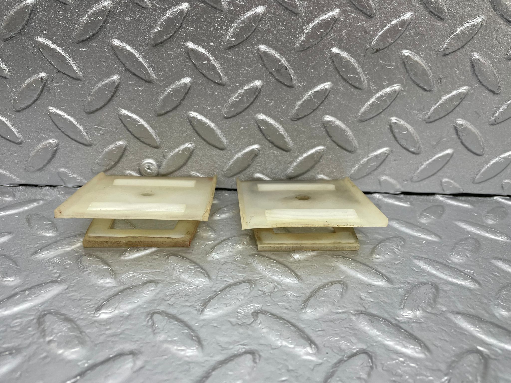 43633 Mercedes-Benz C126 380SEC Coupe Door Window Guide Bracket Plastic 2x 1267250897