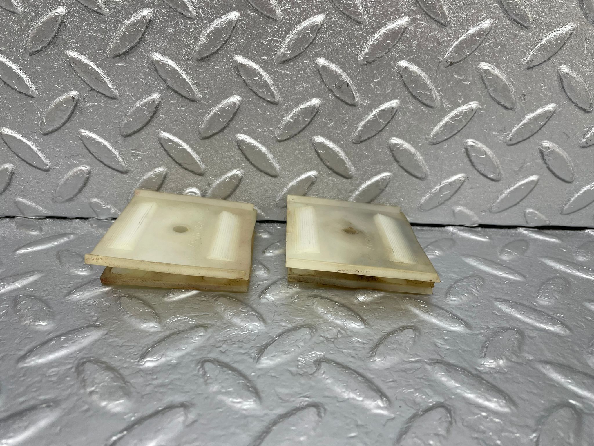 43633 Mercedes-Benz C126 380SEC Coupe Door Window Guide Bracket Plastic 2x 1267250897